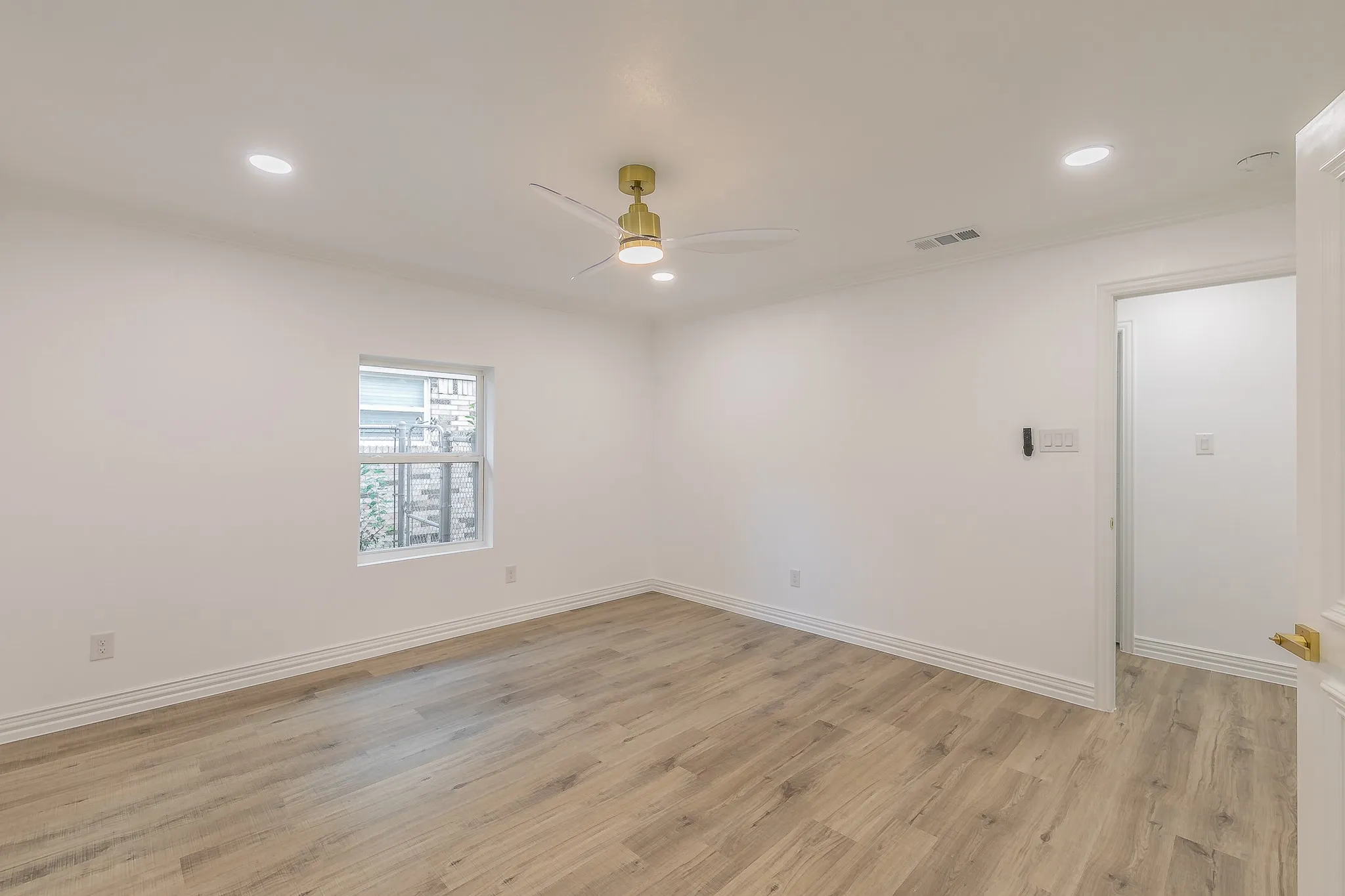 Single Family Residence For Sale in Dallas County , 1812 Boyd Street, Dallas, Texas 75224, 4 Bedroom, 2 Bathroom, 2 Garage spaces, 2,016 Sqft, built in 1960, mls#21147170, Real Estate Agent in Dallas, Homes For Sale in Dallas county, Homes For Sale in Dallas, Realtor in Dallas Texas, Real Estate Brokerage Independent Realty Texas, Luminita Cordes Realtor