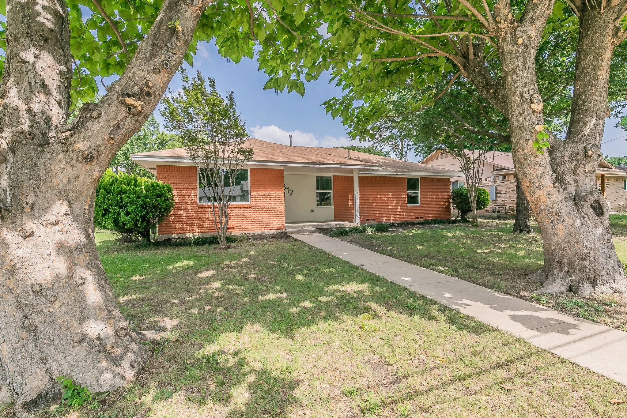 Single Family Residence For Sale in Dallas County , 1812 Boyd Street, Dallas, Texas 75224, 4 Bedroom, 2 Bathroom, 2 Garage spaces, 2,016 Sqft, built in 1960, mls#21147170, Real Estate Agent in Dallas, Homes For Sale in Dallas county, Homes For Sale in Dallas, Realtor in Dallas Texas, Real Estate Brokerage Independent Realty Texas, Luminita Cordes Realtor