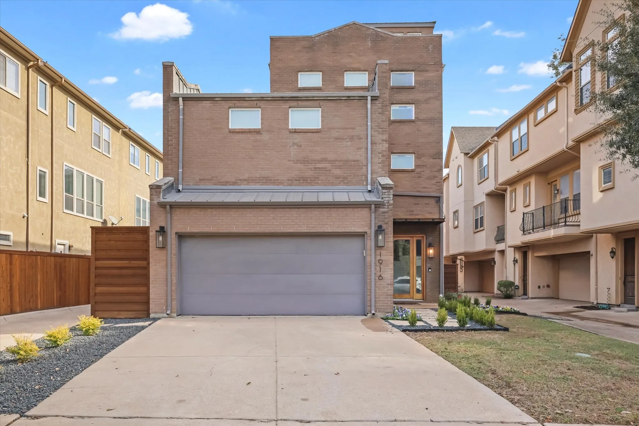 Single Family Residence For Sale in Dallas County , 1916 Euclid Avenue, Dallas, Texas 75206, 3 Bedroom, 4 Bathroom, 2 Garage spaces, 2,661 Sqft, built in 2005, mls#21147137, Real Estate Agent in Dallas, Homes For Sale in Dallas county, Homes For Sale in Dallas, Realtor in Dallas Texas, Real Estate Brokerage Independent Realty Texas, Luminita Cordes Realtor