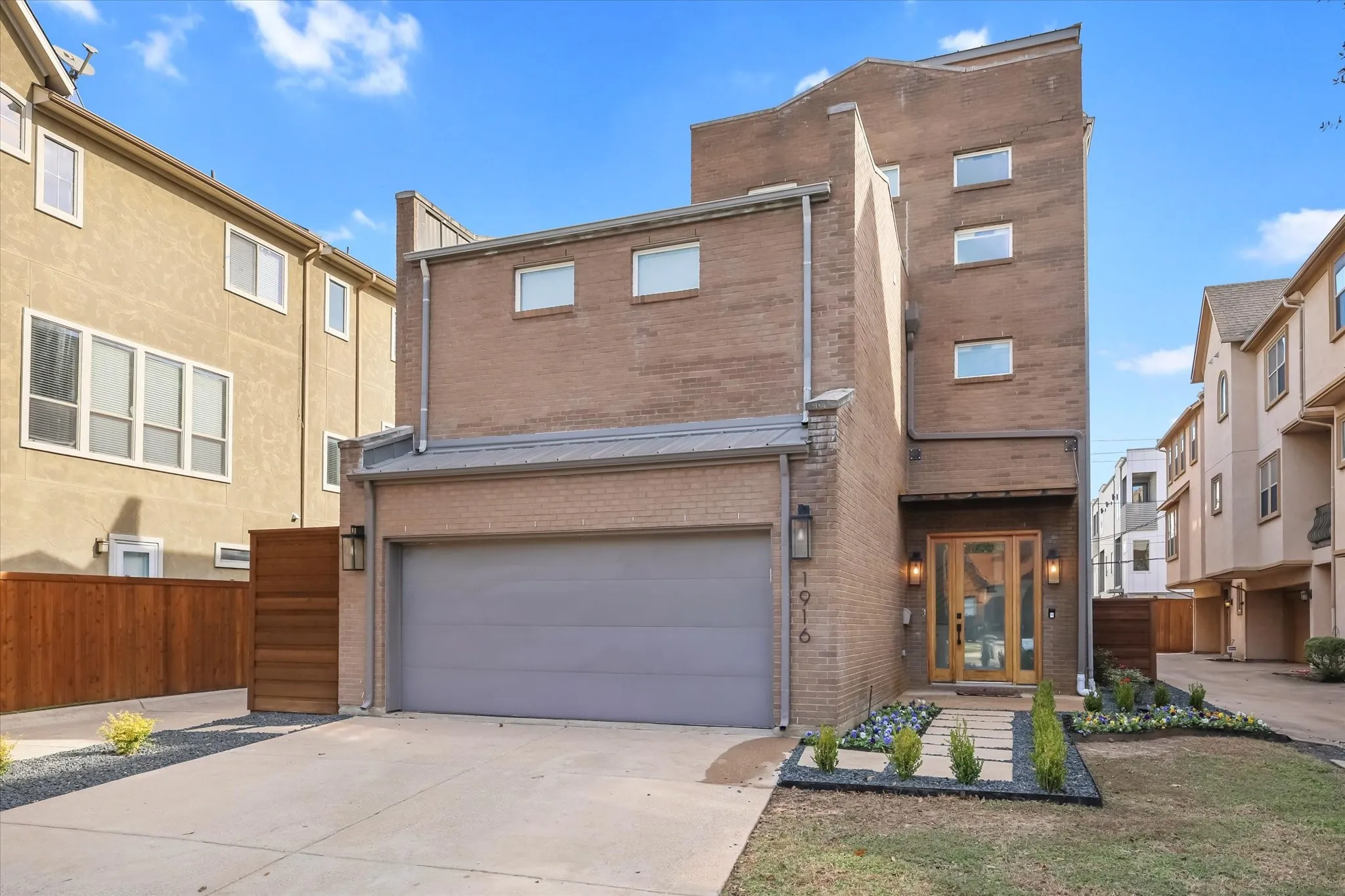 Single Family Residence For Sale in Dallas County , 1916 Euclid Avenue, Dallas, Texas 75206, 3 Bedroom, 4 Bathroom, 2 Garage spaces, 2,661 Sqft, built in 2005, mls#21147137, Real Estate Agent in Dallas, Homes For Sale in Dallas county, Homes For Sale in Dallas, Realtor in Dallas Texas, Real Estate Brokerage Independent Realty Texas, Luminita Cordes Realtor