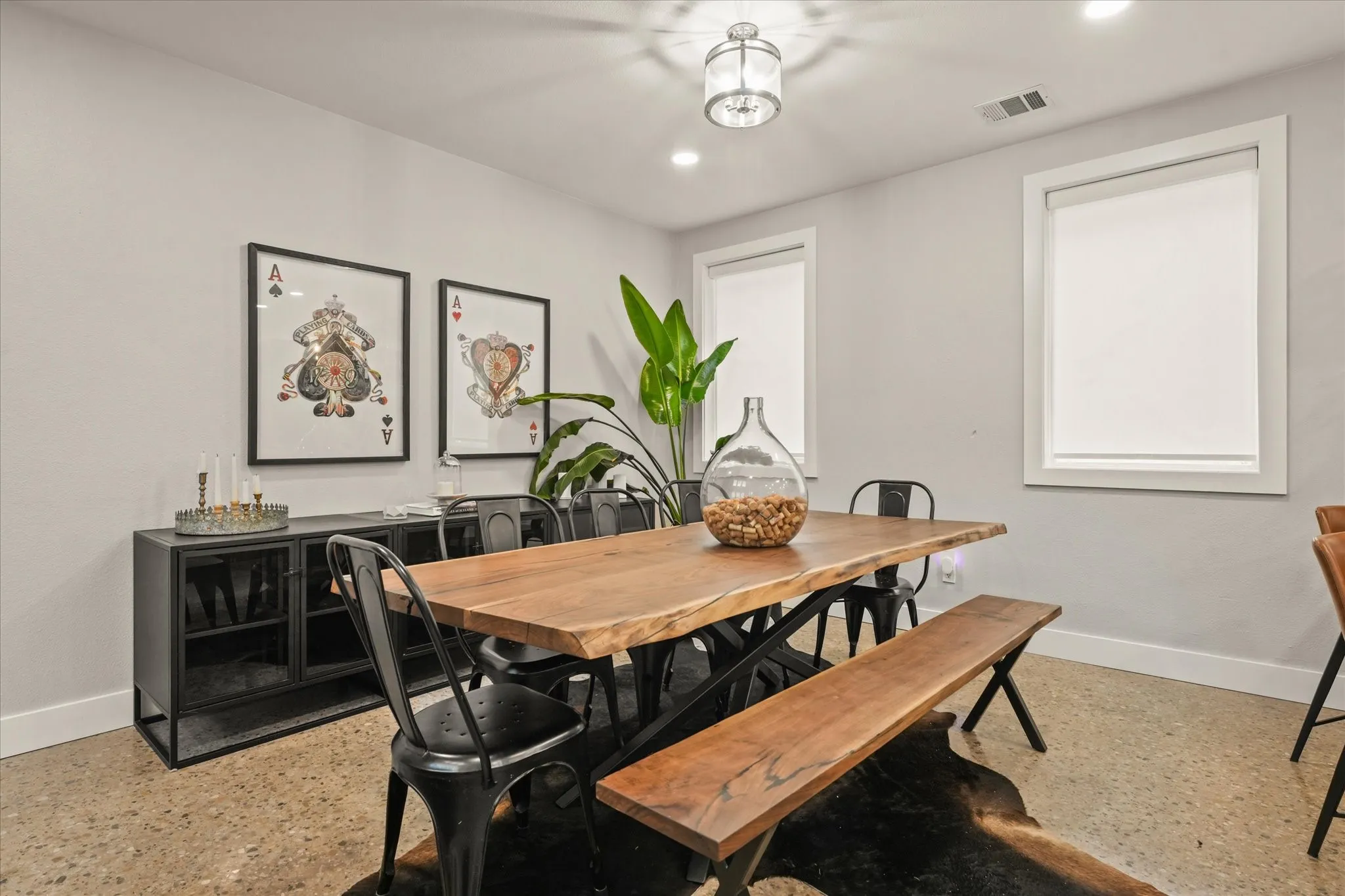 Single Family Residence For Sale in Dallas County , 1916 Euclid Avenue, Dallas, Texas 75206, 3 Bedroom, 4 Bathroom, 2 Garage spaces, 2,661 Sqft, built in 2005, mls#21147137, Real Estate Agent in Dallas, Homes For Sale in Dallas county, Homes For Sale in Dallas, Realtor in Dallas Texas, Real Estate Brokerage Independent Realty Texas, Luminita Cordes Realtor