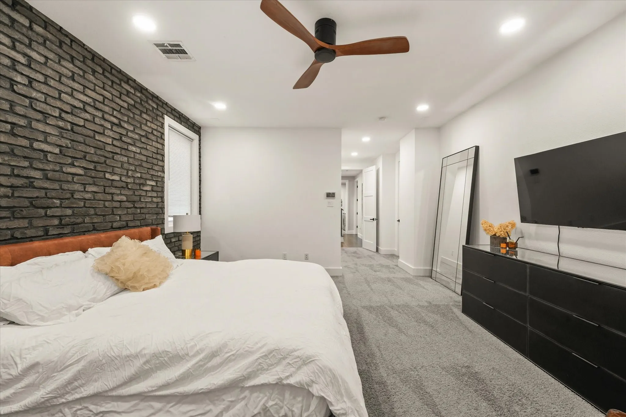 Single Family Residence For Sale in Dallas County , 1916 Euclid Avenue, Dallas, Texas 75206, 3 Bedroom, 4 Bathroom, 2 Garage spaces, 2,661 Sqft, built in 2005, mls#21147137, Real Estate Agent in Dallas, Homes For Sale in Dallas county, Homes For Sale in Dallas, Realtor in Dallas Texas, Real Estate Brokerage Independent Realty Texas, Luminita Cordes Realtor