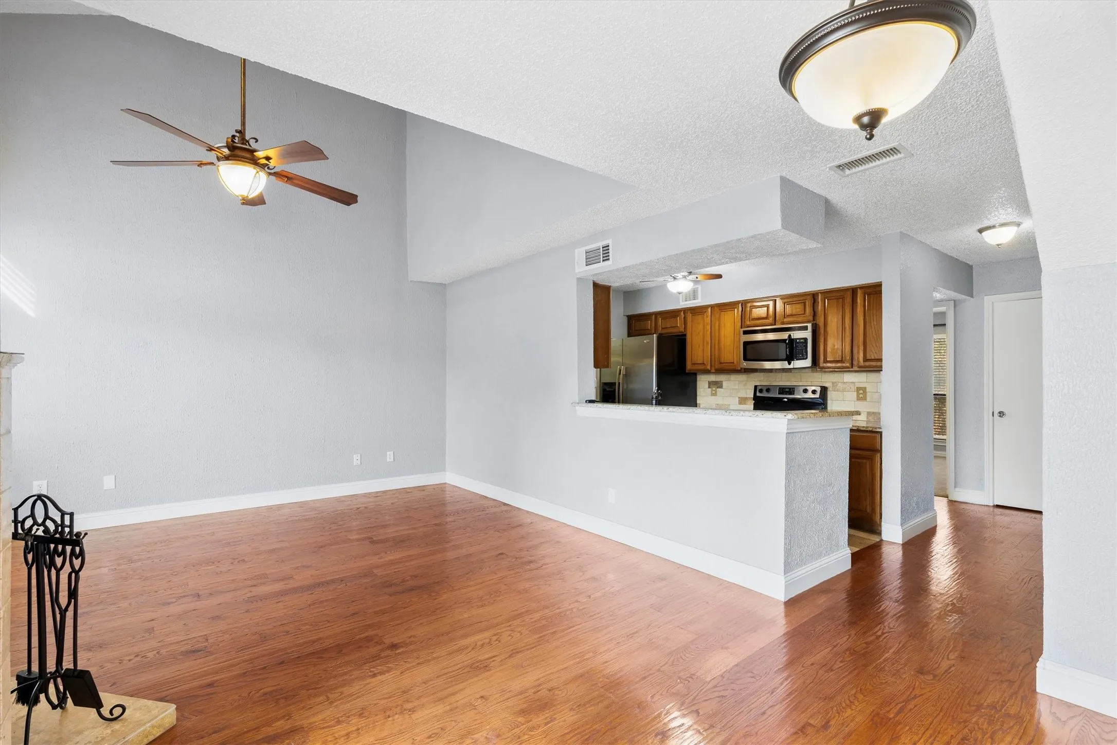 Condominium For Sale in Dallas County , 5840 Spring Valley Road 912, Dallas, Texas 75254, 2 Bedroom, 2 Bathroom, Garage spaces, 1,116 Sqft, built in 1981, mls#21146507, Real Estate Agent in Dallas, Homes For Sale in Dallas county, Homes For Sale in Dallas, Realtor in Dallas Texas, Real Estate Brokerage Independent Realty Texas, Luminita Cordes Realtor