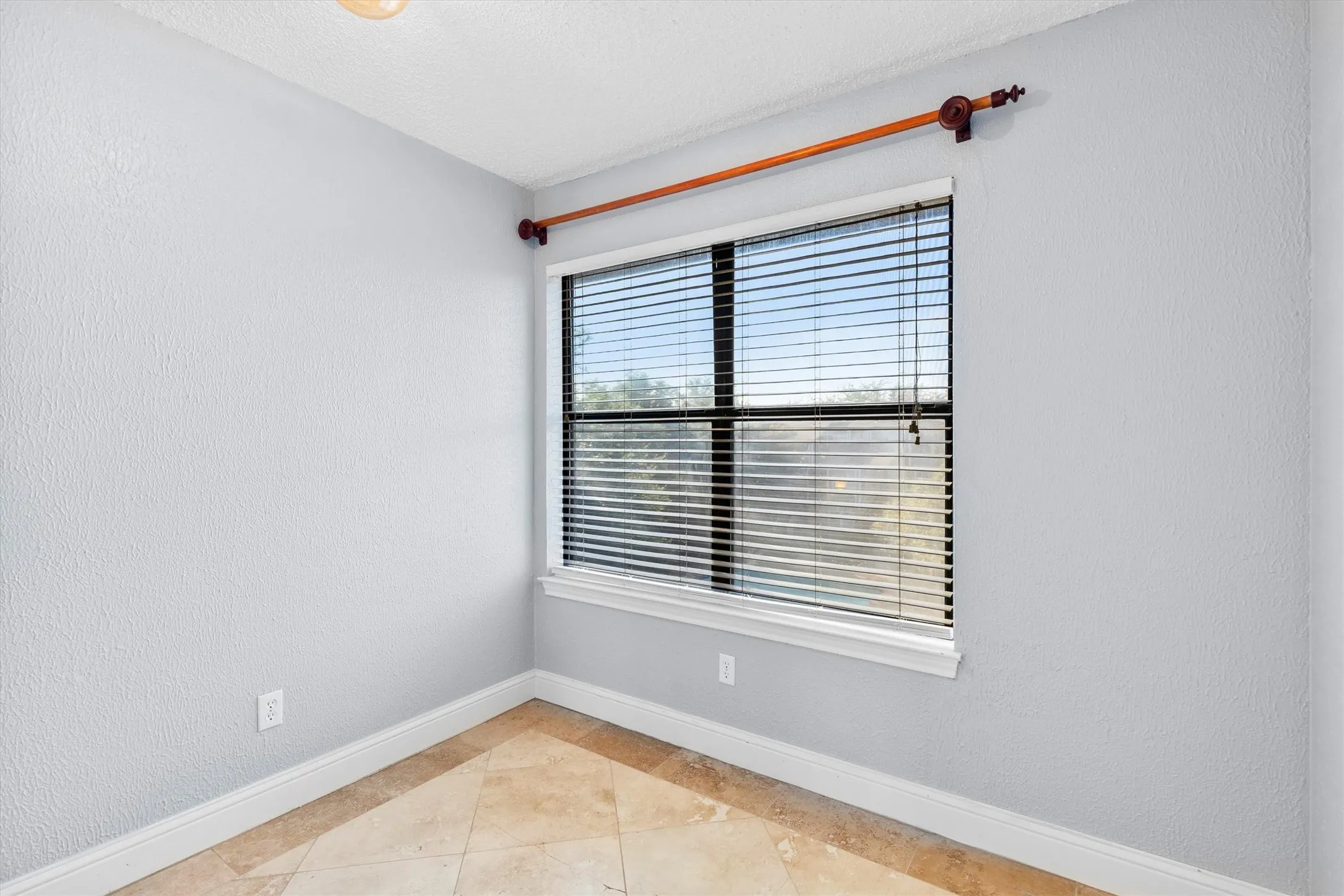 Condominium For Sale in Dallas County , 5840 Spring Valley Road 912, Dallas, Texas 75254, 2 Bedroom, 2 Bathroom, Garage spaces, 1,116 Sqft, built in 1981, mls#21146507, Real Estate Agent in Dallas, Homes For Sale in Dallas county, Homes For Sale in Dallas, Realtor in Dallas Texas, Real Estate Brokerage Independent Realty Texas, Luminita Cordes Realtor