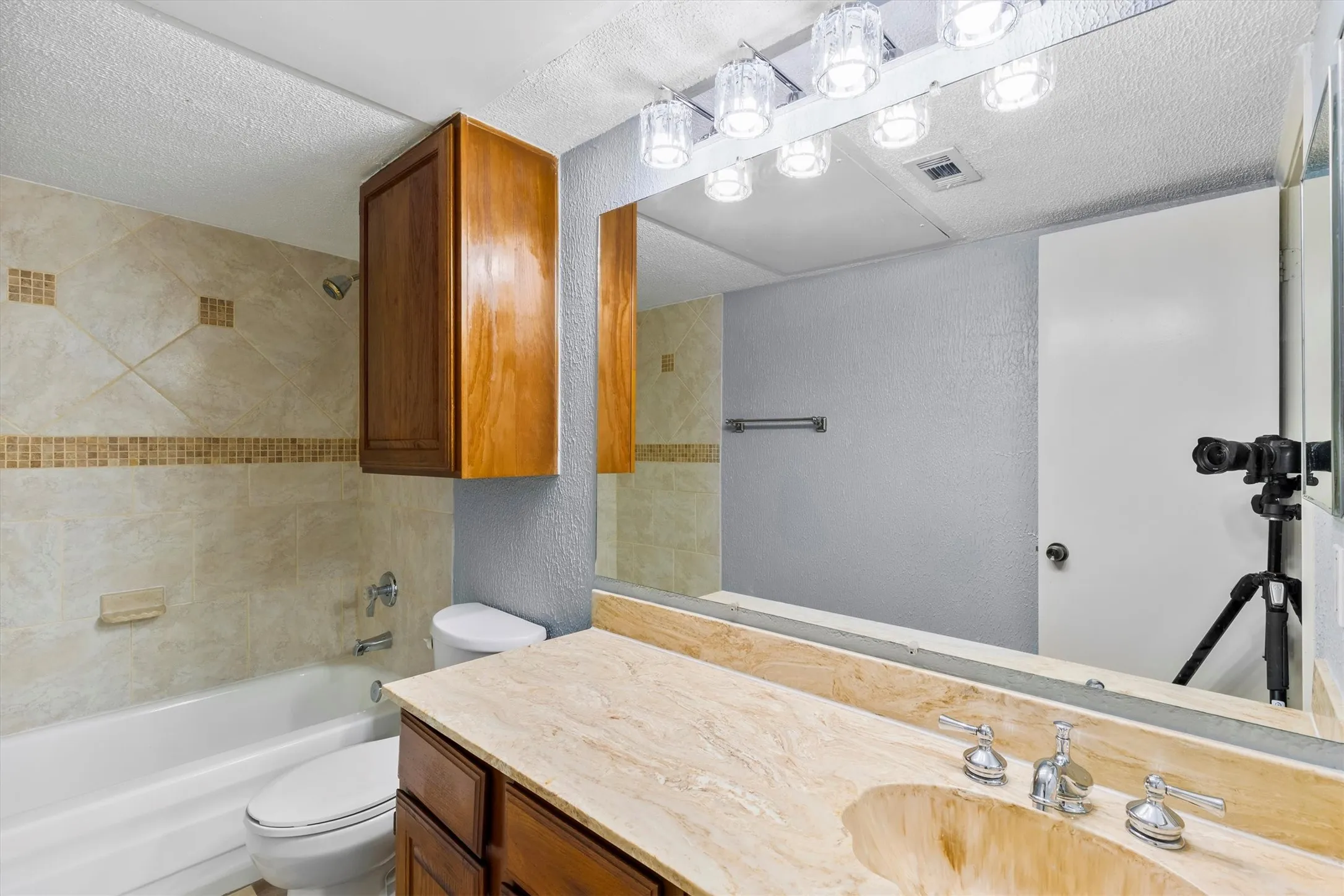 Condominium For Sale in Dallas County , 5840 Spring Valley Road 912, Dallas, Texas 75254, 2 Bedroom, 2 Bathroom, Garage spaces, 1,116 Sqft, built in 1981, mls#21146507, Real Estate Agent in Dallas, Homes For Sale in Dallas county, Homes For Sale in Dallas, Realtor in Dallas Texas, Real Estate Brokerage Independent Realty Texas, Luminita Cordes Realtor