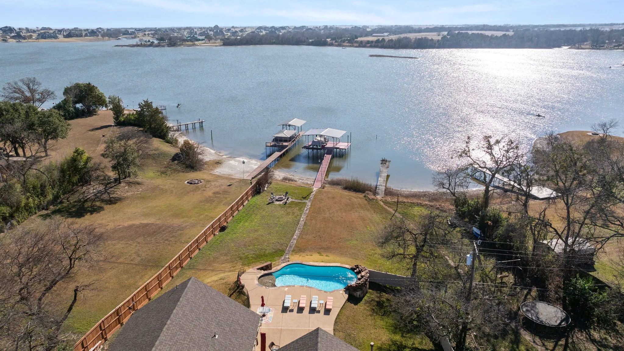 Single Family Residence For Sale in Ellis County , 155 Lakeshore Drive, Waxahachie, Texas 75165, 4 Bedroom, 3 Bathroom, 2 Garage spaces, 3,459 Sqft, built in 2008, Preowned, mls#21144075, Real Estate Agent in Waxahachie, Homes For Sale in Ellis county, Homes For Sale in Waxahachie, Realtor in Waxahachie Texas, Real Estate Brokerage Independent Realty Texas, Luminita Cordes Realtor