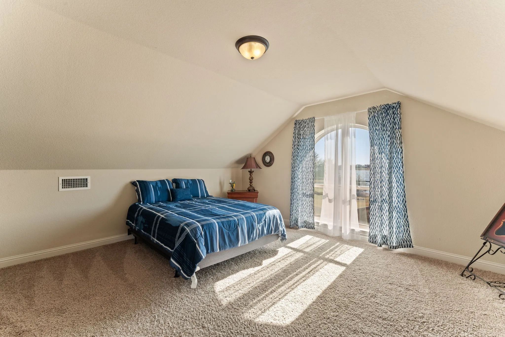 Single Family Residence For Sale in Ellis County , 155 Lakeshore Drive, Waxahachie, Texas 75165, 4 Bedroom, 3 Bathroom, 2 Garage spaces, 3,459 Sqft, built in 2008, Preowned, mls#21144075, Real Estate Agent in Waxahachie, Homes For Sale in Ellis county, Homes For Sale in Waxahachie, Realtor in Waxahachie Texas, Real Estate Brokerage Independent Realty Texas, Luminita Cordes Realtor