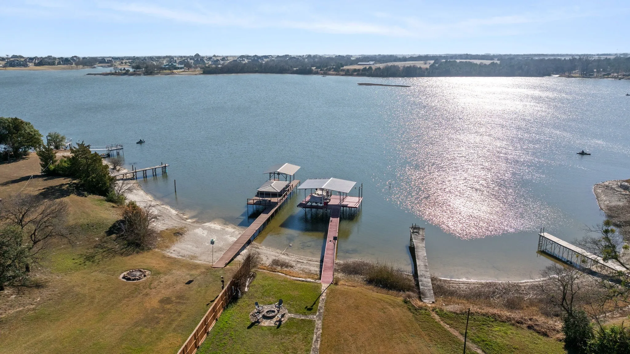 Single Family Residence For Sale in Ellis County , 155 Lakeshore Drive, Waxahachie, Texas 75165, 4 Bedroom, 3 Bathroom, 2 Garage spaces, 3,459 Sqft, built in 2008, Preowned, mls#21144075, Real Estate Agent in Waxahachie, Homes For Sale in Ellis county, Homes For Sale in Waxahachie, Realtor in Waxahachie Texas, Real Estate Brokerage Independent Realty Texas, Luminita Cordes Realtor