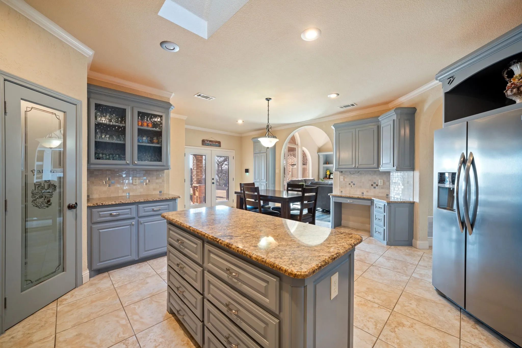 Single Family Residence For Sale in Ellis County , 155 Lakeshore Drive, Waxahachie, Texas 75165, 4 Bedroom, 3 Bathroom, 2 Garage spaces, 3,459 Sqft, built in 2008, Preowned, mls#21144075, Real Estate Agent in Waxahachie, Homes For Sale in Ellis county, Homes For Sale in Waxahachie, Realtor in Waxahachie Texas, Real Estate Brokerage Independent Realty Texas, Luminita Cordes Realtor