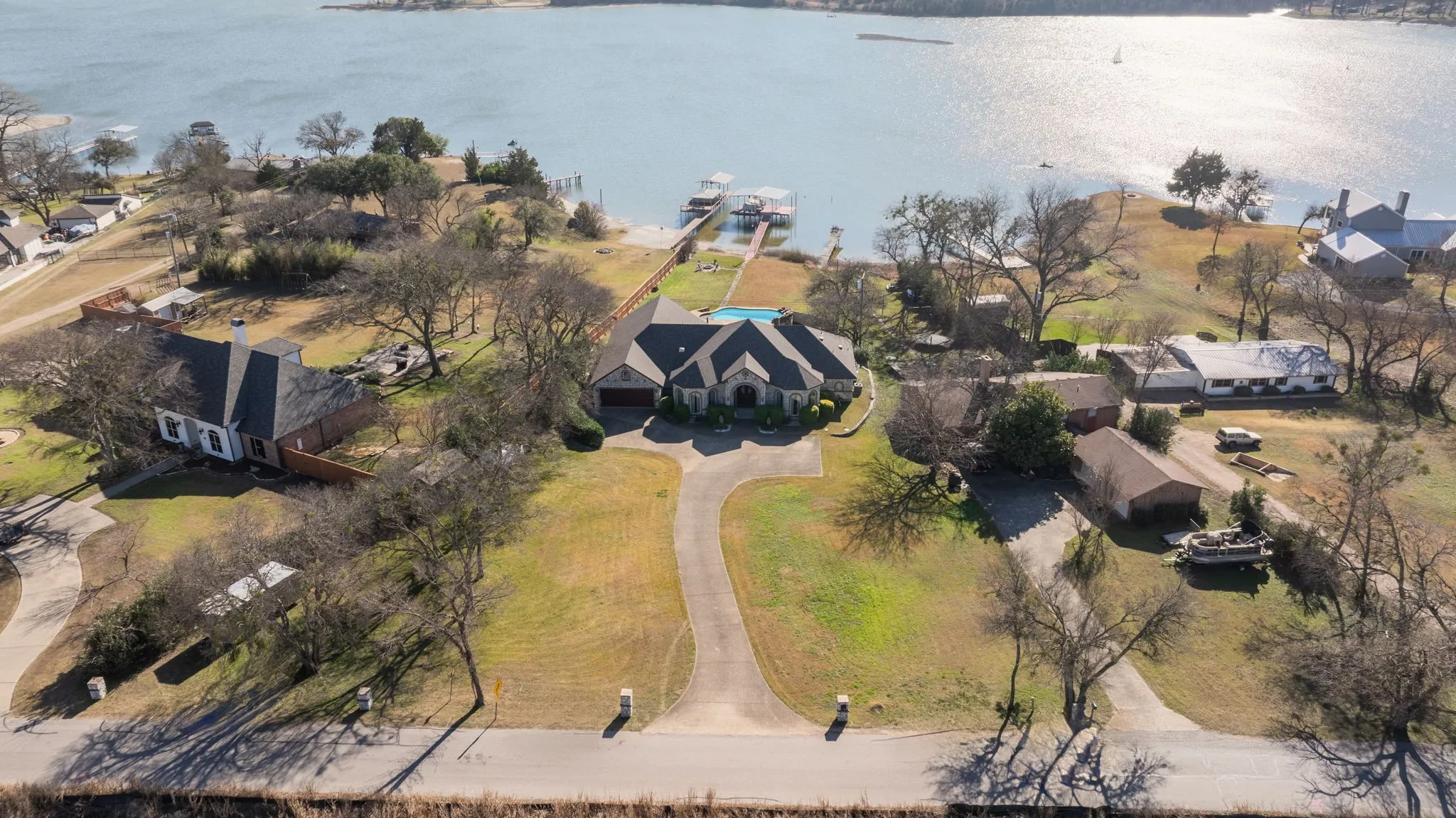 Single Family Residence For Sale in Ellis County , 155 Lakeshore Drive, Waxahachie, Texas 75165, 4 Bedroom, 3 Bathroom, 2 Garage spaces, 3,459 Sqft, built in 2008, Preowned, mls#21144075, Real Estate Agent in Waxahachie, Homes For Sale in Ellis county, Homes For Sale in Waxahachie, Realtor in Waxahachie Texas, Real Estate Brokerage Independent Realty Texas, Luminita Cordes Realtor