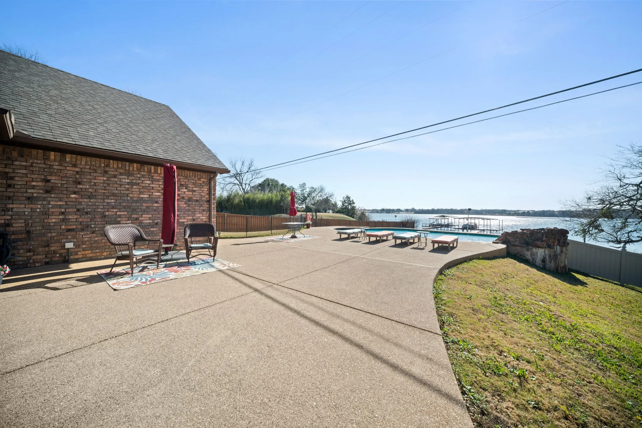 Single Family Residence For Sale in Ellis County , 155 Lakeshore Drive, Waxahachie, Texas 75165, 4 Bedroom, 3 Bathroom, 2 Garage spaces, 3,459 Sqft, built in 2008, Preowned, mls#21144075, Real Estate Agent in Waxahachie, Homes For Sale in Ellis county, Homes For Sale in Waxahachie, Realtor in Waxahachie Texas, Real Estate Brokerage Independent Realty Texas, Luminita Cordes Realtor