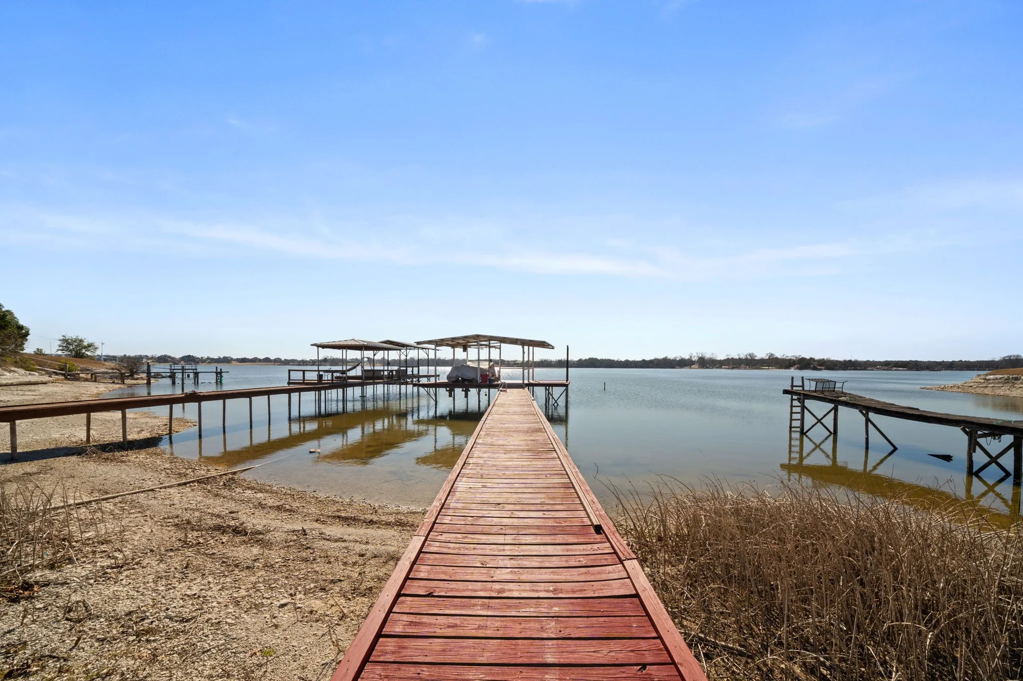 Single Family Residence For Sale in Ellis County , 155 Lakeshore Drive, Waxahachie, Texas 75165, 4 Bedroom, 3 Bathroom, 2 Garage spaces, 3,459 Sqft, built in 2008, Preowned, mls#21144075, Real Estate Agent in Waxahachie, Homes For Sale in Ellis county, Homes For Sale in Waxahachie, Realtor in Waxahachie Texas, Real Estate Brokerage Independent Realty Texas, Luminita Cordes Realtor