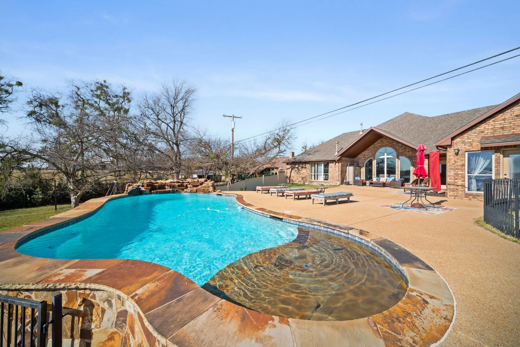 Single Family Residence For Sale in Ellis County , 155 Lakeshore Drive, Waxahachie, Texas 75165, 4 Bedroom, 3 Bathroom, 2 Garage spaces, 3,459 Sqft, built in 2008, Preowned, mls#21144075, Real Estate Agent in Waxahachie, Homes For Sale in Ellis county, Homes For Sale in Waxahachie, Realtor in Waxahachie Texas, Real Estate Brokerage Independent Realty Texas, Luminita Cordes Realtor