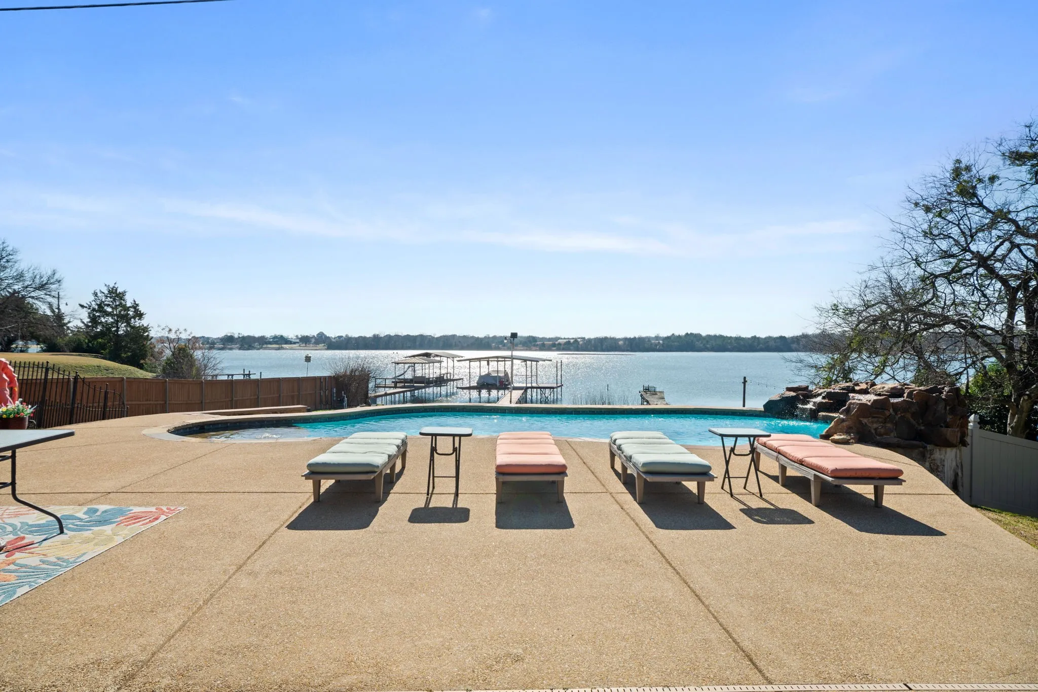 Single Family Residence For Sale in Ellis County , 155 Lakeshore Drive, Waxahachie, Texas 75165, 4 Bedroom, 3 Bathroom, 2 Garage spaces, 3,459 Sqft, built in 2008, Preowned, mls#21144075, Real Estate Agent in Waxahachie, Homes For Sale in Ellis county, Homes For Sale in Waxahachie, Realtor in Waxahachie Texas, Real Estate Brokerage Independent Realty Texas, Luminita Cordes Realtor