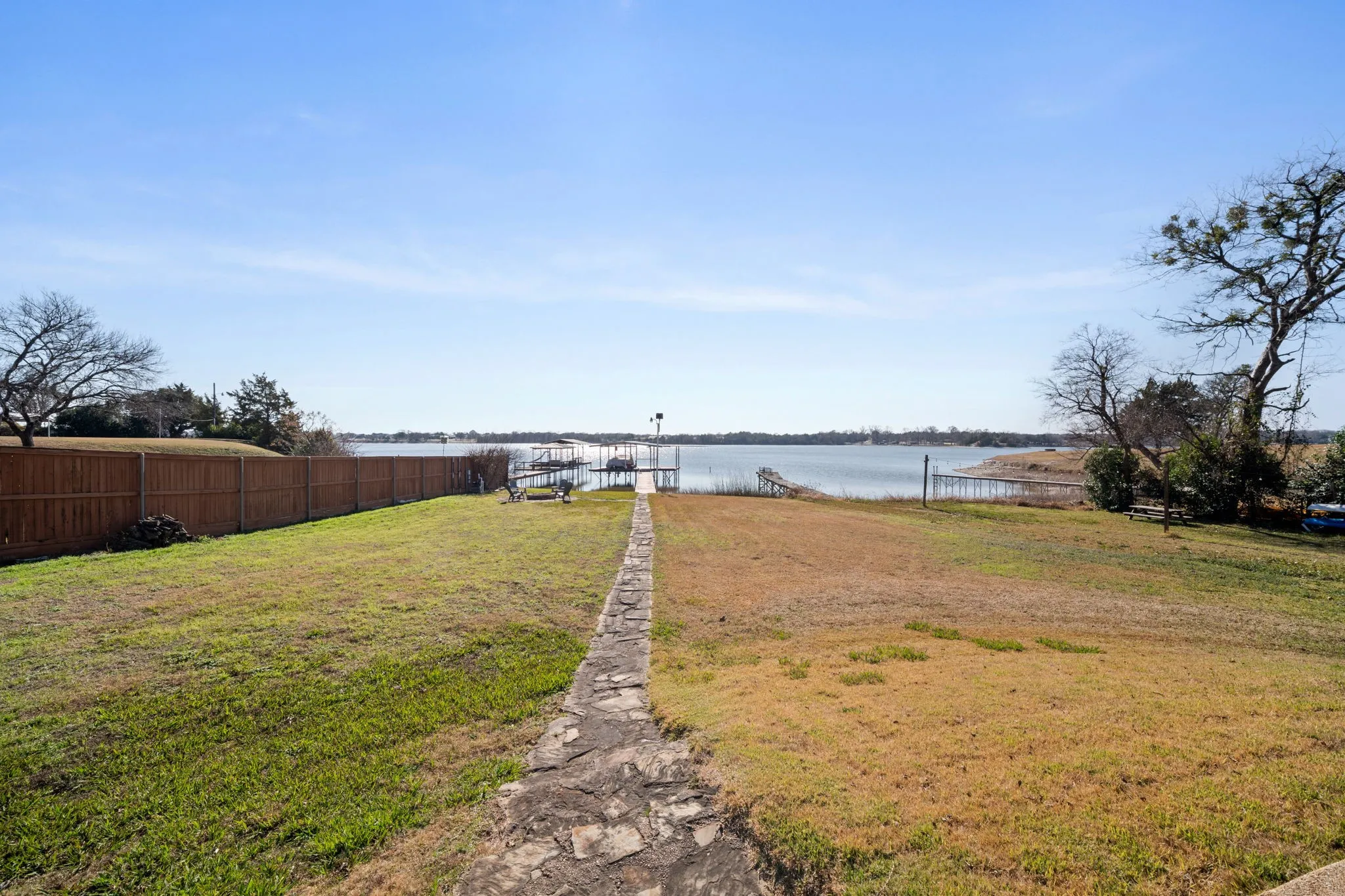Single Family Residence For Sale in Ellis County , 155 Lakeshore Drive, Waxahachie, Texas 75165, 4 Bedroom, 3 Bathroom, 2 Garage spaces, 3,459 Sqft, built in 2008, Preowned, mls#21144075, Real Estate Agent in Waxahachie, Homes For Sale in Ellis county, Homes For Sale in Waxahachie, Realtor in Waxahachie Texas, Real Estate Brokerage Independent Realty Texas, Luminita Cordes Realtor