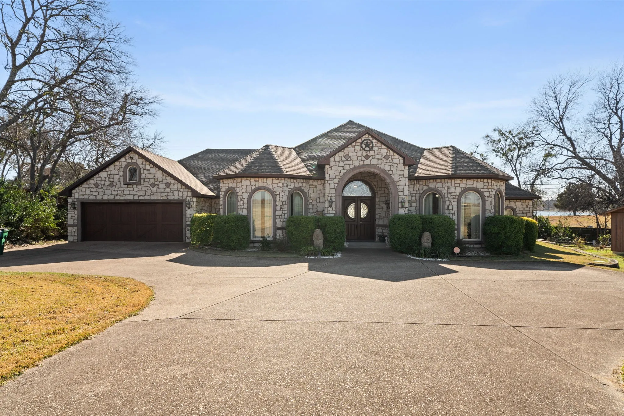 Single Family Residence For Sale in Ellis County , 155 Lakeshore Drive, Waxahachie, Texas 75165, 4 Bedroom, 3 Bathroom, 2 Garage spaces, 3,459 Sqft, built in 2008, Preowned, mls#21144075, Real Estate Agent in Waxahachie, Homes For Sale in Ellis county, Homes For Sale in Waxahachie, Realtor in Waxahachie Texas, Real Estate Brokerage Independent Realty Texas, Luminita Cordes Realtor