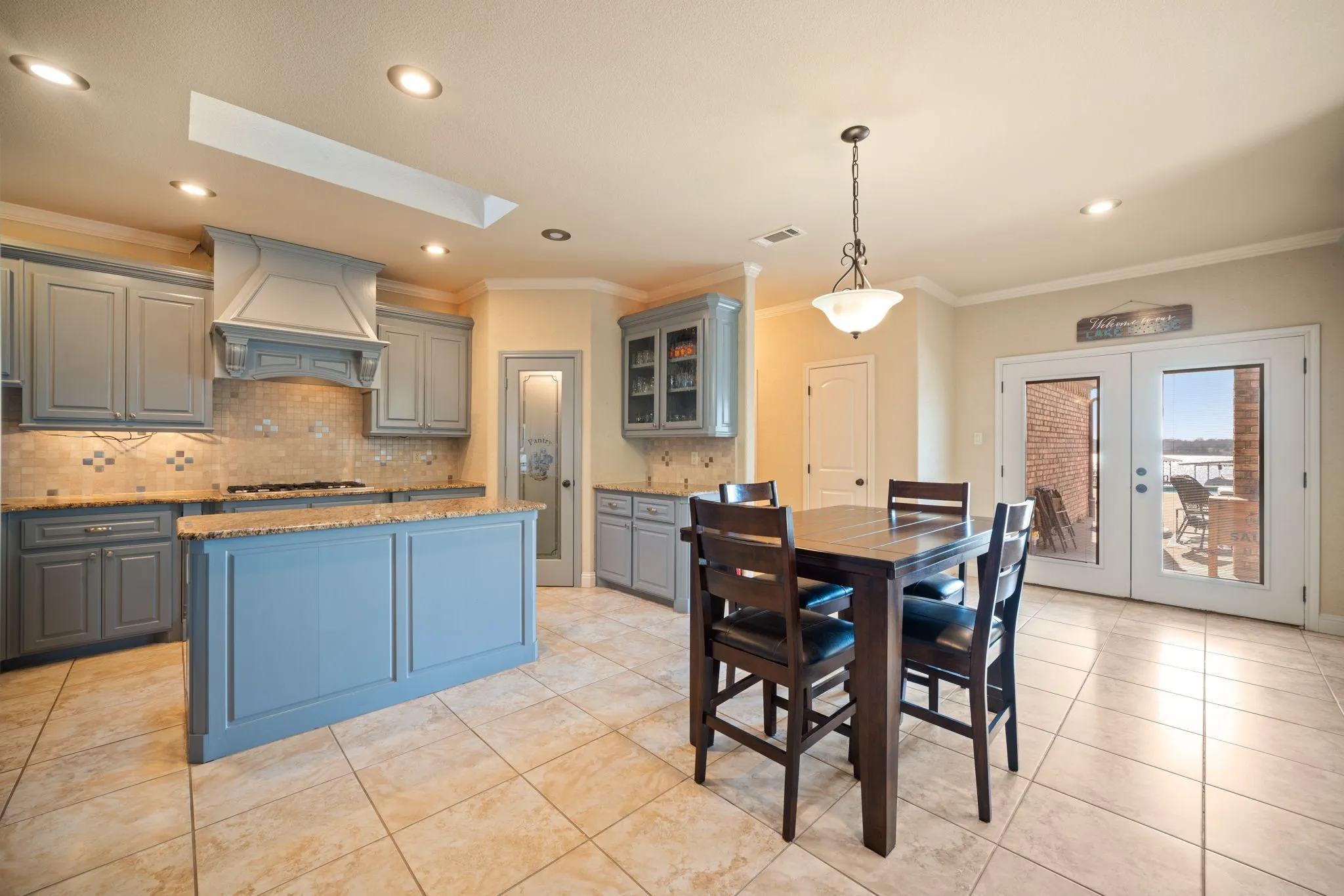 Single Family Residence For Sale in Ellis County , 155 Lakeshore Drive, Waxahachie, Texas 75165, 4 Bedroom, 3 Bathroom, 2 Garage spaces, 3,459 Sqft, built in 2008, Preowned, mls#21144075, Real Estate Agent in Waxahachie, Homes For Sale in Ellis county, Homes For Sale in Waxahachie, Realtor in Waxahachie Texas, Real Estate Brokerage Independent Realty Texas, Luminita Cordes Realtor