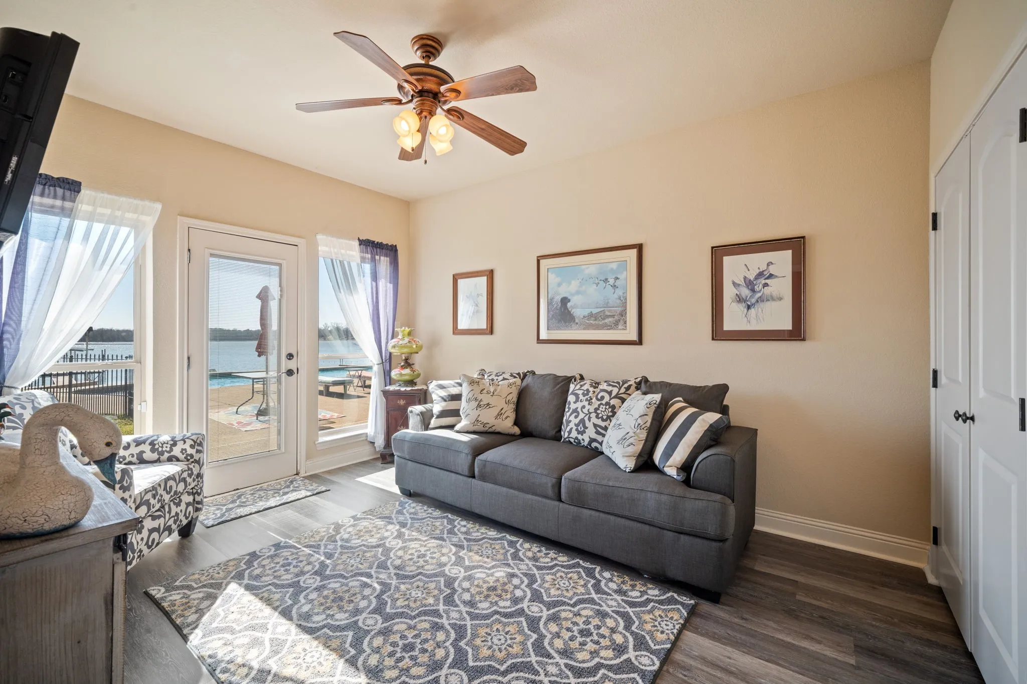 Single Family Residence For Sale in Ellis County , 155 Lakeshore Drive, Waxahachie, Texas 75165, 4 Bedroom, 3 Bathroom, 2 Garage spaces, 3,459 Sqft, built in 2008, Preowned, mls#21144075, Real Estate Agent in Waxahachie, Homes For Sale in Ellis county, Homes For Sale in Waxahachie, Realtor in Waxahachie Texas, Real Estate Brokerage Independent Realty Texas, Luminita Cordes Realtor