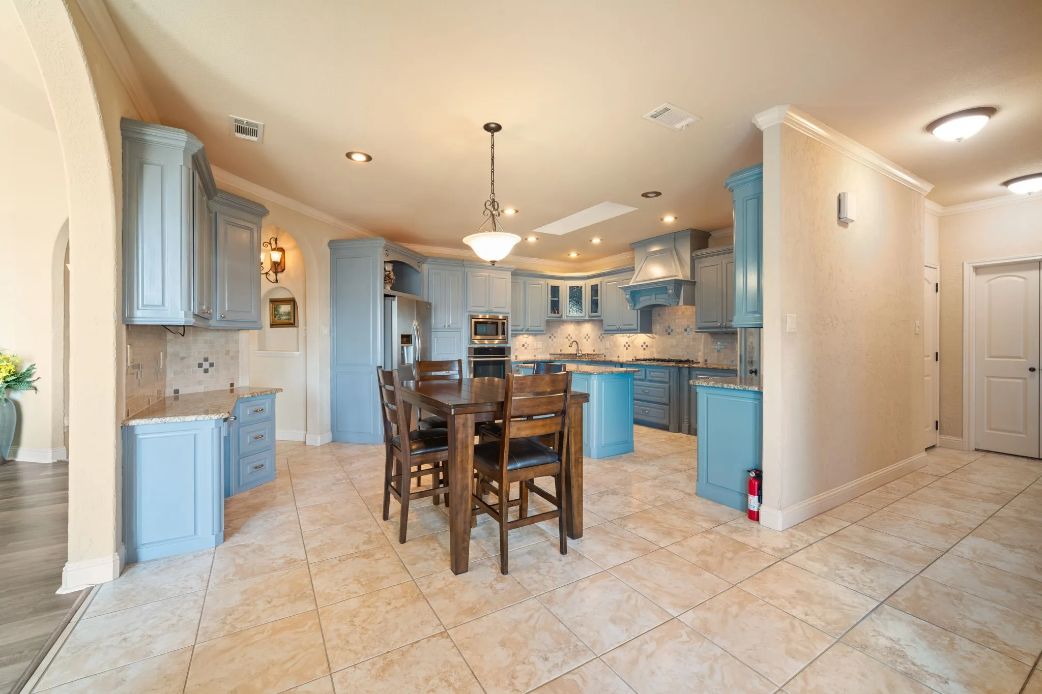 Single Family Residence For Sale in Ellis County , 155 Lakeshore Drive, Waxahachie, Texas 75165, 4 Bedroom, 3 Bathroom, 2 Garage spaces, 3,459 Sqft, built in 2008, Preowned, mls#21144075, Real Estate Agent in Waxahachie, Homes For Sale in Ellis county, Homes For Sale in Waxahachie, Realtor in Waxahachie Texas, Real Estate Brokerage Independent Realty Texas, Luminita Cordes Realtor