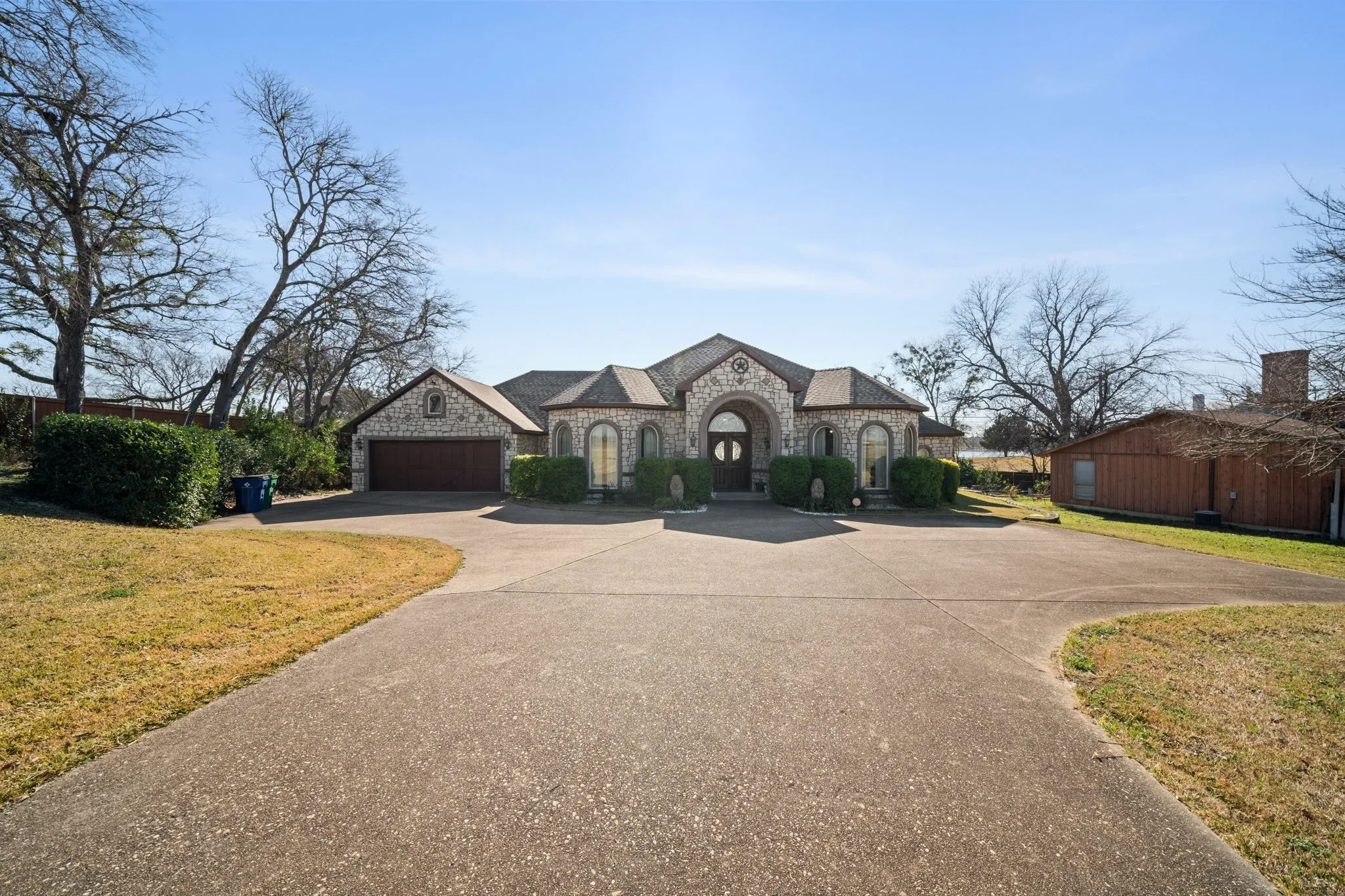 Single Family Residence For Sale in Ellis County , 155 Lakeshore Drive, Waxahachie, Texas 75165, 4 Bedroom, 3 Bathroom, 2 Garage spaces, 3,459 Sqft, built in 2008, Preowned, mls#21144075, Real Estate Agent in Waxahachie, Homes For Sale in Ellis county, Homes For Sale in Waxahachie, Realtor in Waxahachie Texas, Real Estate Brokerage Independent Realty Texas, Luminita Cordes Realtor