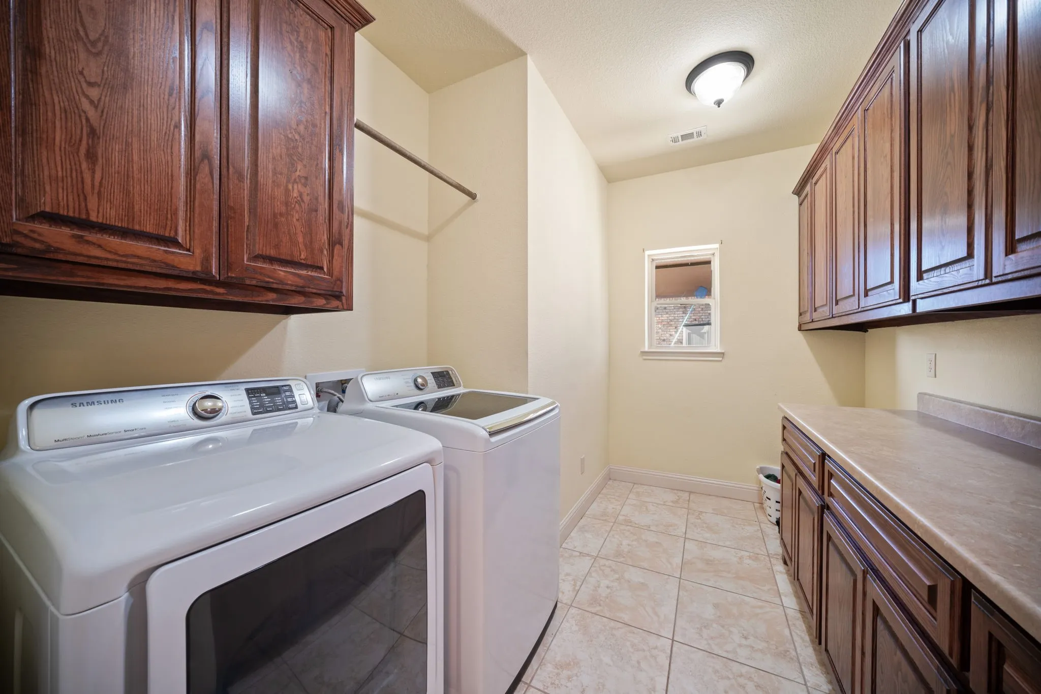 Single Family Residence For Sale in Ellis County , 155 Lakeshore Drive, Waxahachie, Texas 75165, 4 Bedroom, 3 Bathroom, 2 Garage spaces, 3,459 Sqft, built in 2008, Preowned, mls#21144075, Real Estate Agent in Waxahachie, Homes For Sale in Ellis county, Homes For Sale in Waxahachie, Realtor in Waxahachie Texas, Real Estate Brokerage Independent Realty Texas, Luminita Cordes Realtor