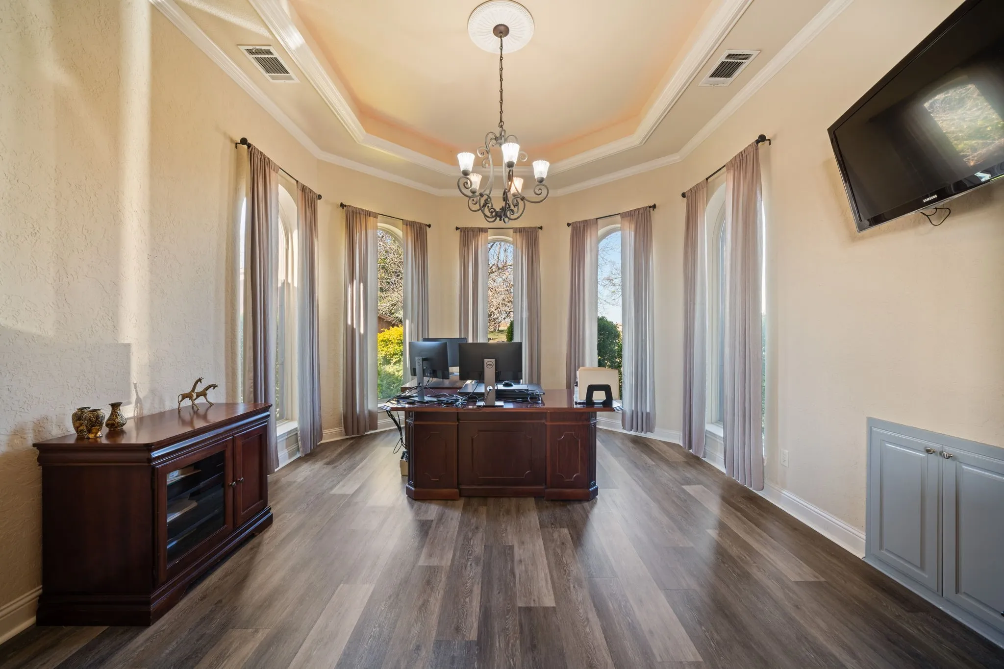 Single Family Residence For Sale in Ellis County , 155 Lakeshore Drive, Waxahachie, Texas 75165, 4 Bedroom, 3 Bathroom, 2 Garage spaces, 3,459 Sqft, built in 2008, Preowned, mls#21144075, Real Estate Agent in Waxahachie, Homes For Sale in Ellis county, Homes For Sale in Waxahachie, Realtor in Waxahachie Texas, Real Estate Brokerage Independent Realty Texas, Luminita Cordes Realtor