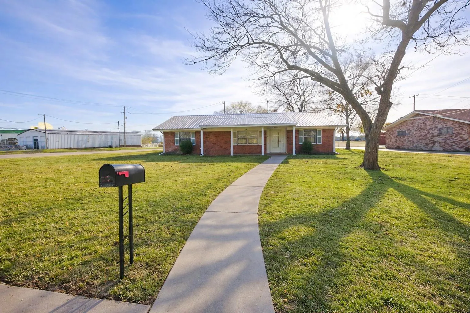 Single Family Residence For Sale in Hopkins County , 600 Plano Street, Sulphur Springs, Texas 75482, 3 Bedroom, 2 Bathroom, 2 Garage spaces, 1,887 Sqft, built in 1963, mls#21145132, Real Estate Agent in Sulphur Springs, Homes For Sale in Hopkins county, Homes For Sale in Sulphur Springs, Realtor in Sulphur Springs Texas, Real Estate Brokerage Independent Realty Texas, Luminita Cordes Realtor