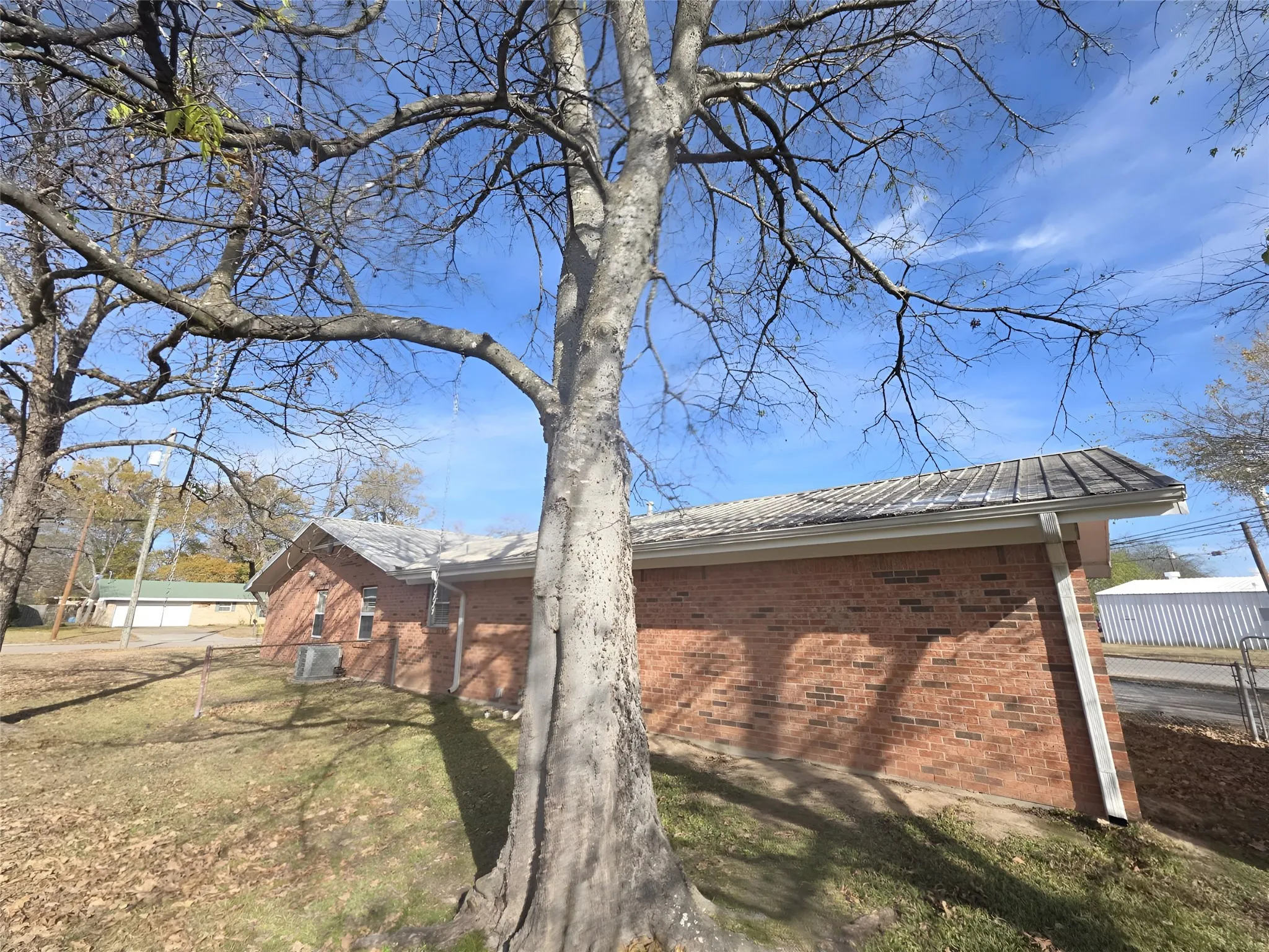 Single Family Residence For Sale in Hopkins County , 600 Plano Street, Sulphur Springs, Texas 75482, 3 Bedroom, 2 Bathroom, 2 Garage spaces, 1,887 Sqft, built in 1963, mls#21145132, Real Estate Agent in Sulphur Springs, Homes For Sale in Hopkins county, Homes For Sale in Sulphur Springs, Realtor in Sulphur Springs Texas, Real Estate Brokerage Independent Realty Texas, Luminita Cordes Realtor