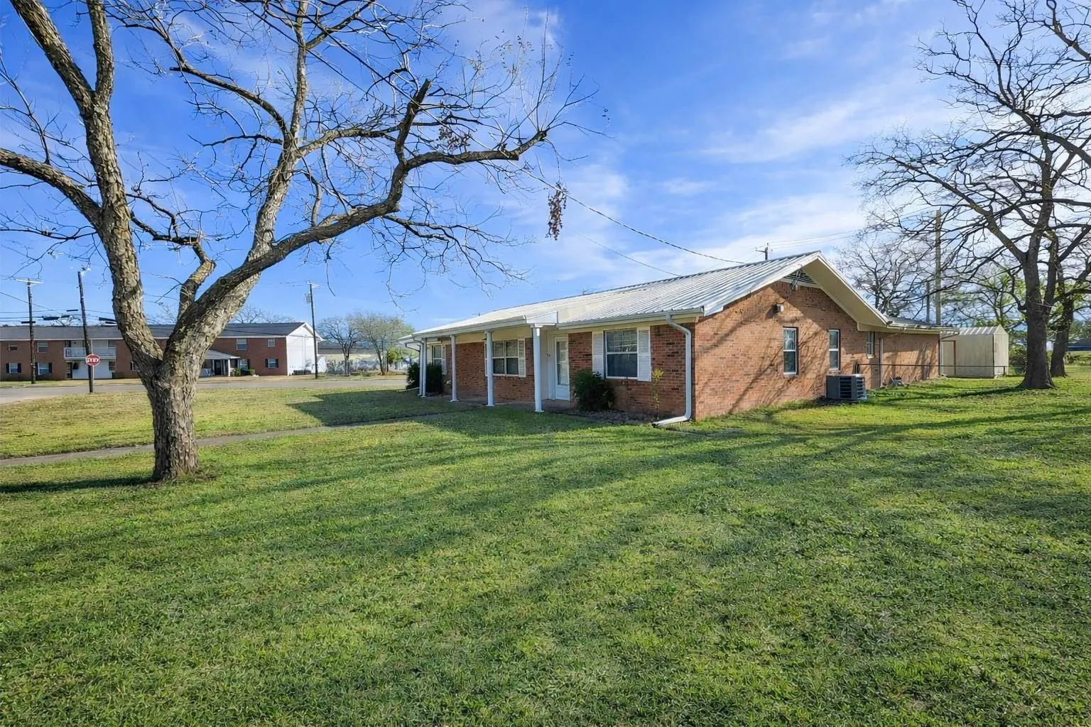 Single Family Residence For Sale in Hopkins County , 600 Plano Street, Sulphur Springs, Texas 75482, 3 Bedroom, 2 Bathroom, 2 Garage spaces, 1,887 Sqft, built in 1963, mls#21145132, Real Estate Agent in Sulphur Springs, Homes For Sale in Hopkins county, Homes For Sale in Sulphur Springs, Realtor in Sulphur Springs Texas, Real Estate Brokerage Independent Realty Texas, Luminita Cordes Realtor