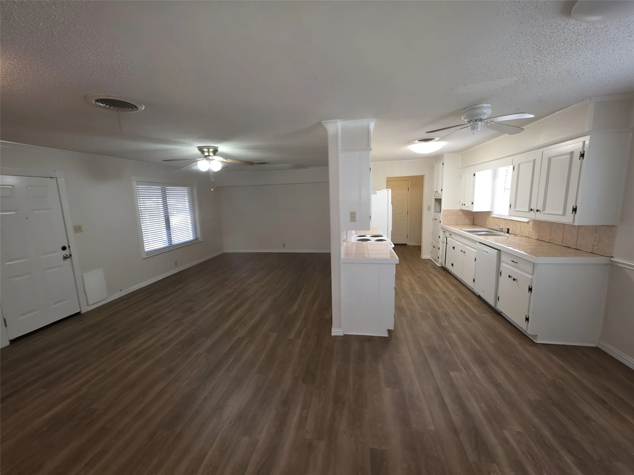 Single Family Residence For Sale in Hopkins County , 600 Plano Street, Sulphur Springs, Texas 75482, 3 Bedroom, 2 Bathroom, 2 Garage spaces, 1,887 Sqft, built in 1963, mls#21145132, Real Estate Agent in Sulphur Springs, Homes For Sale in Hopkins county, Homes For Sale in Sulphur Springs, Realtor in Sulphur Springs Texas, Real Estate Brokerage Independent Realty Texas, Luminita Cordes Realtor