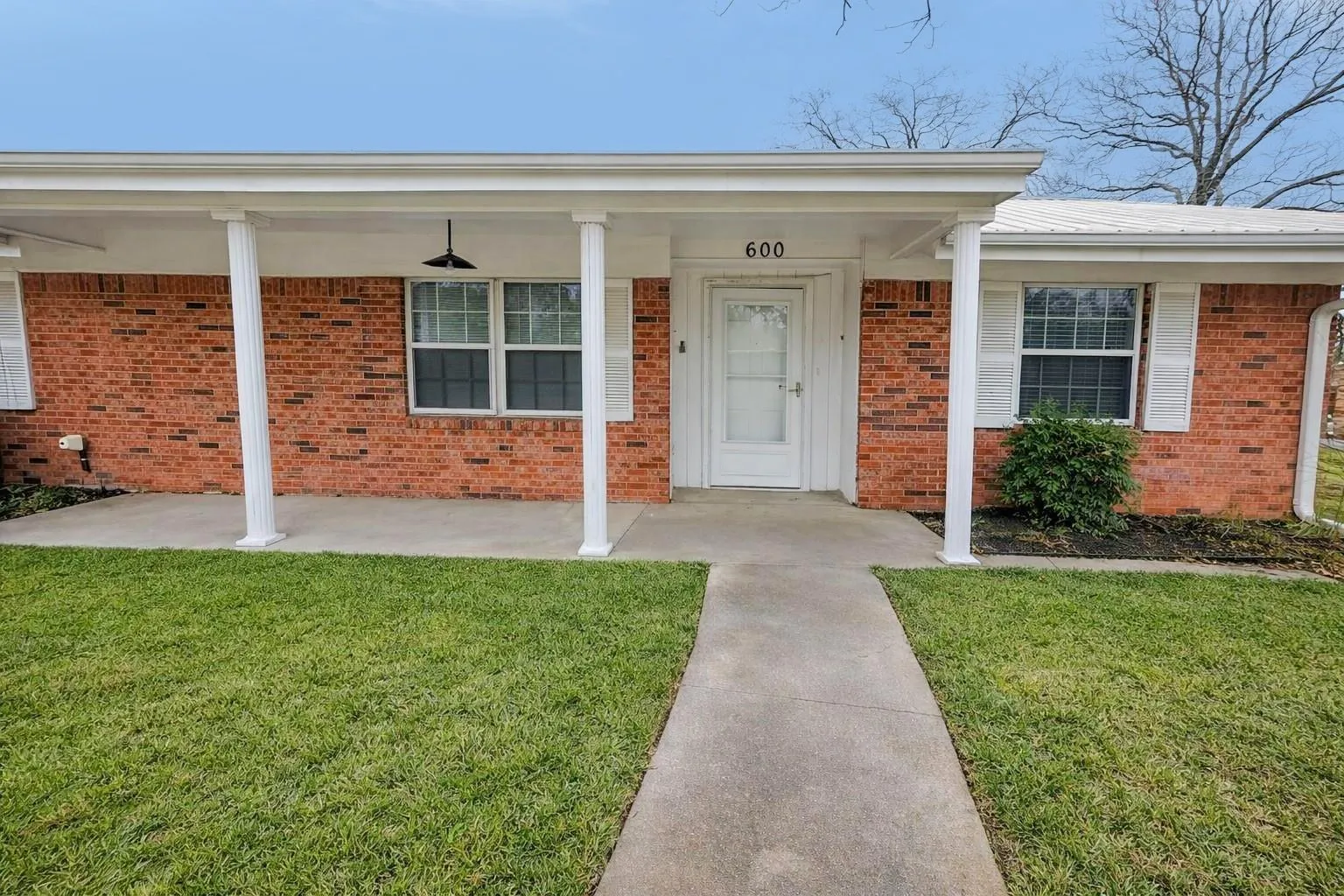 Single Family Residence For Sale in Hopkins County , 600 Plano Street, Sulphur Springs, Texas 75482, 3 Bedroom, 2 Bathroom, 2 Garage spaces, 1,887 Sqft, built in 1963, mls#21145132, Real Estate Agent in Sulphur Springs, Homes For Sale in Hopkins county, Homes For Sale in Sulphur Springs, Realtor in Sulphur Springs Texas, Real Estate Brokerage Independent Realty Texas, Luminita Cordes Realtor