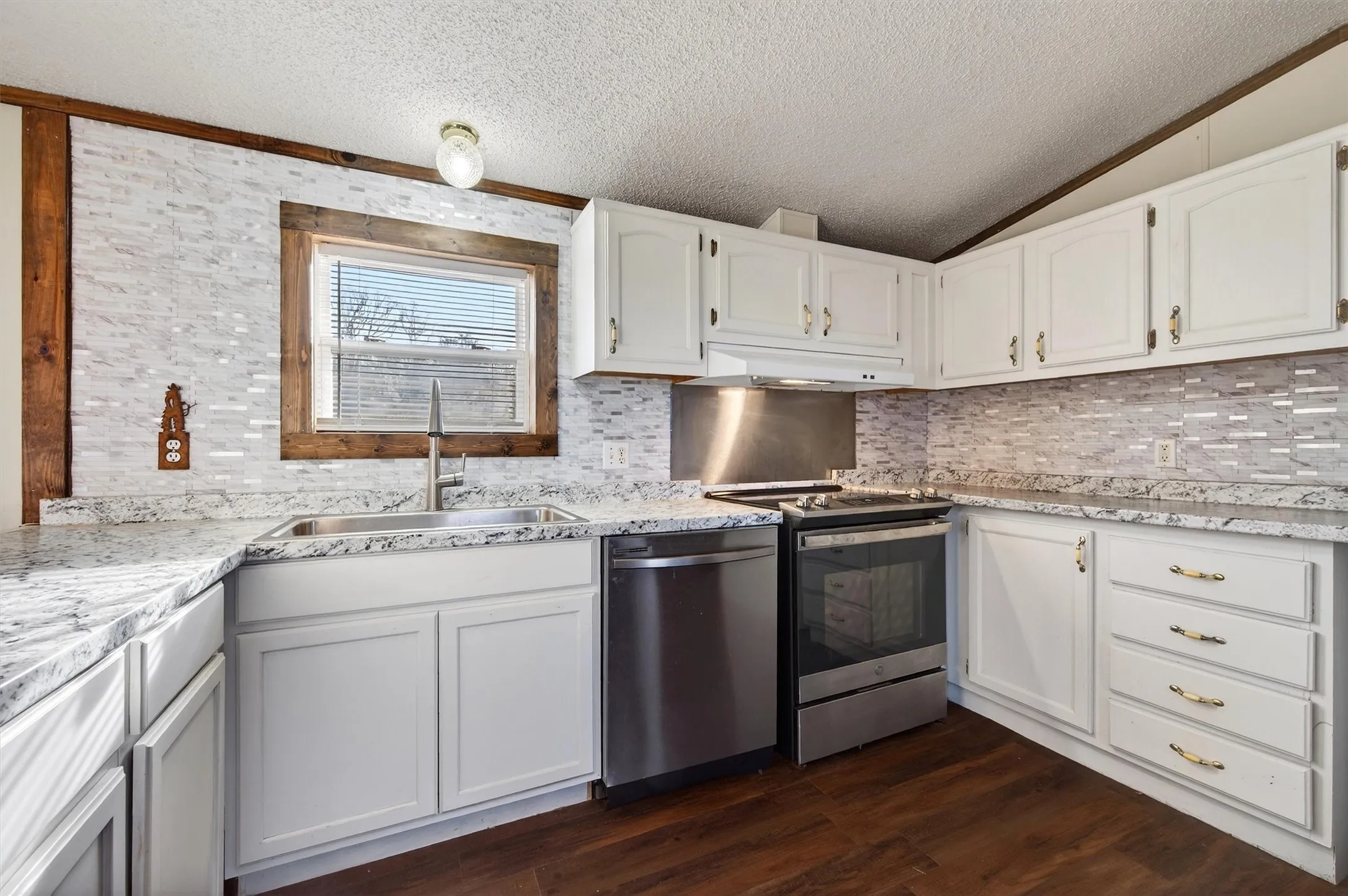 Mobile Home For Sale in Cooke County , 7154 E Fm 922, Valley View, Texas 76272, 3 Bedrooms, 2 Bathrooms, Garage spaces, 1,300 Sqft, built in 2000, Price $679,000, mls#21147405, Real Estate Agent in Valley View, Homes For Sale in Cooke county, Homes For Sale in Valley View, Realtor in Valley View Texas, Real Estate Brokerage Independent Realty Texas, Luminita Cordes Realtor