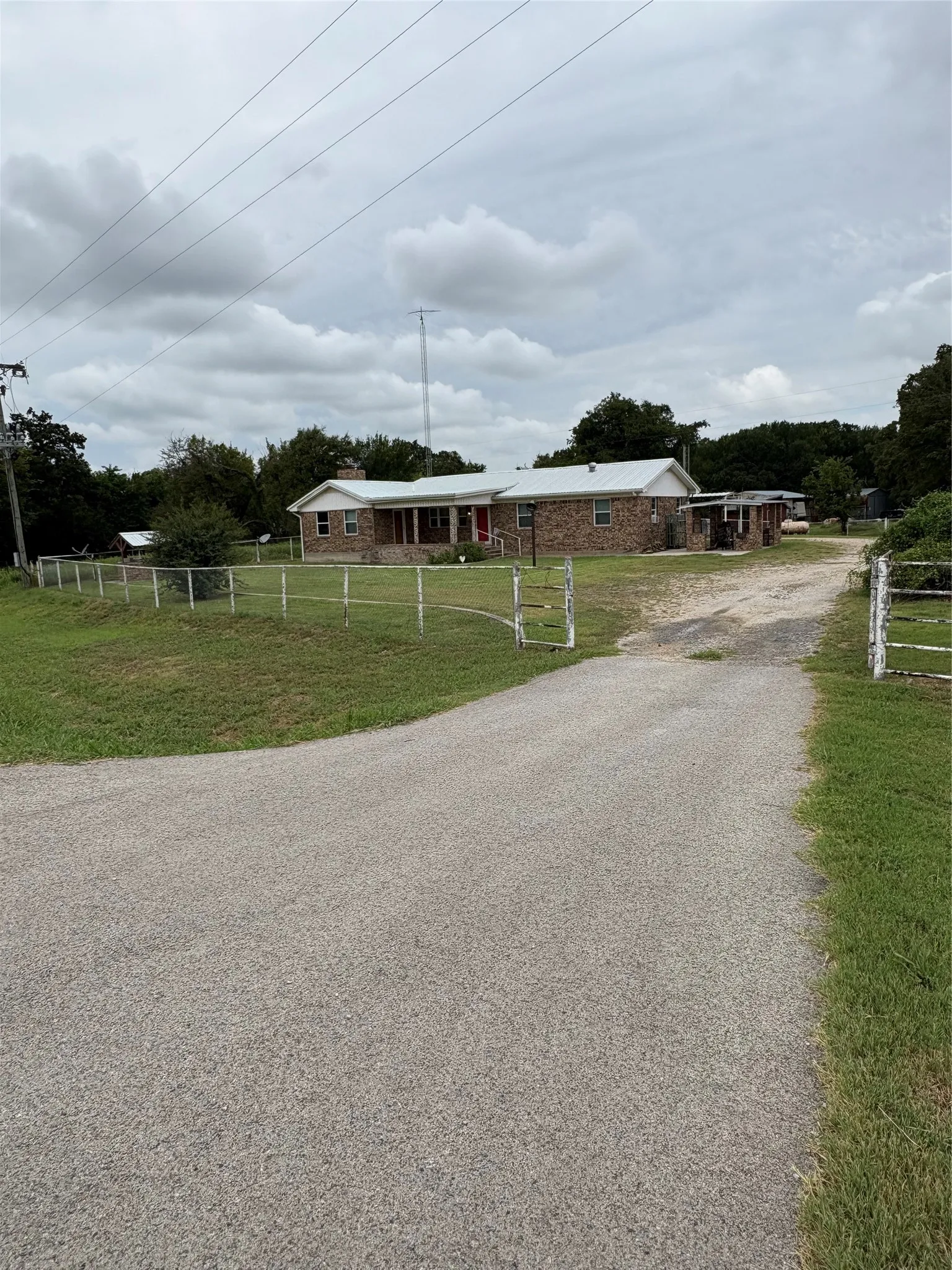 Single Family Residence For Sale in Wise County , 7342 Fm 1810, Chico, Texas 76431, 3 Bedroom, 2 Bathroom, 2 Garage spaces, 2,199 Sqft, built in 1962, Preowned, mls#21130013, Real Estate Agent in Chico, Homes For Sale in Wise county, Homes For Sale in Chico, Realtor in Chico Texas, Real Estate Brokerage Independent Realty Texas, Luminita Cordes Realtor
