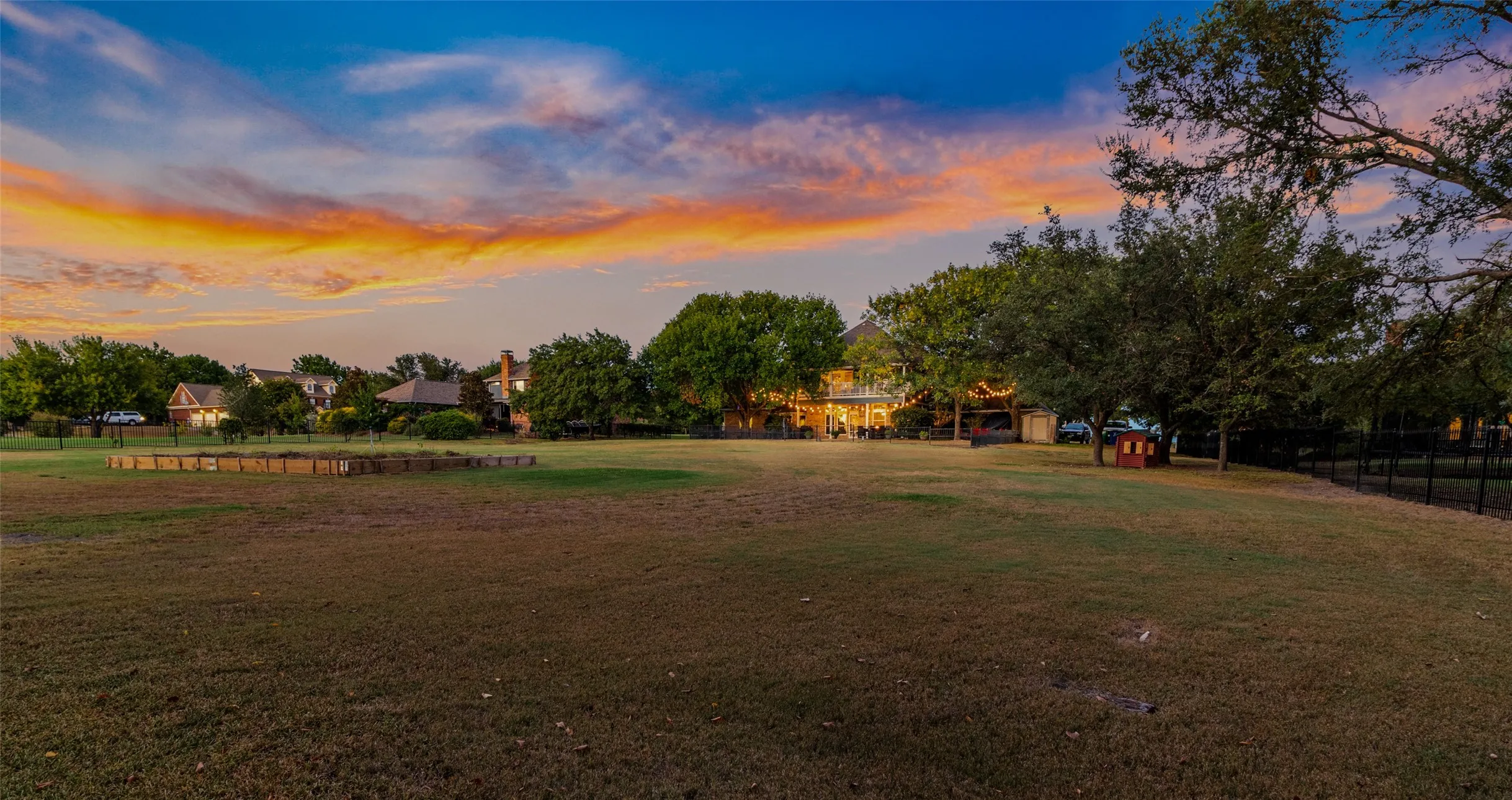 Single Family Residence For Sale in Rockwall County , 820 Windlake Circle, Heath, Texas 75032, 4 Bedroom, 4 Bathroom, 3 Garage spaces, 3,271 Sqft, built in 1994, Preowned, mls#21146908, Real Estate Agent in Heath, Homes For Sale in Rockwall county, Homes For Sale in Heath, Realtor in Heath Texas, Real Estate Brokerage Independent Realty Texas, Luminita Cordes Realtor