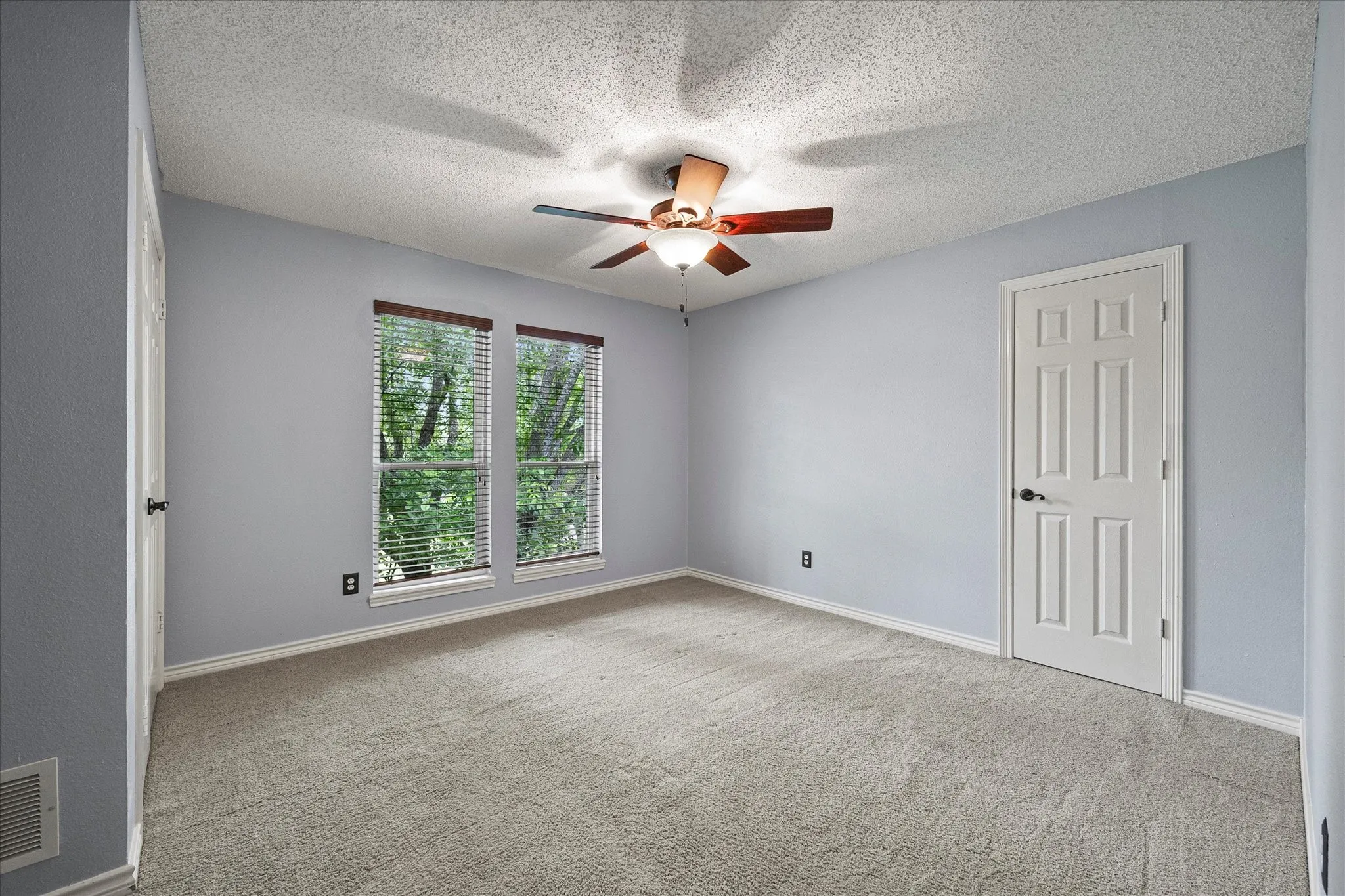 Single Family Residence For Sale in Rockwall County , 820 Windlake Circle, Heath, Texas 75032, 4 Bedroom, 4 Bathroom, 3 Garage spaces, 3,271 Sqft, built in 1994, Preowned, mls#21146908, Real Estate Agent in Heath, Homes For Sale in Rockwall county, Homes For Sale in Heath, Realtor in Heath Texas, Real Estate Brokerage Independent Realty Texas, Luminita Cordes Realtor