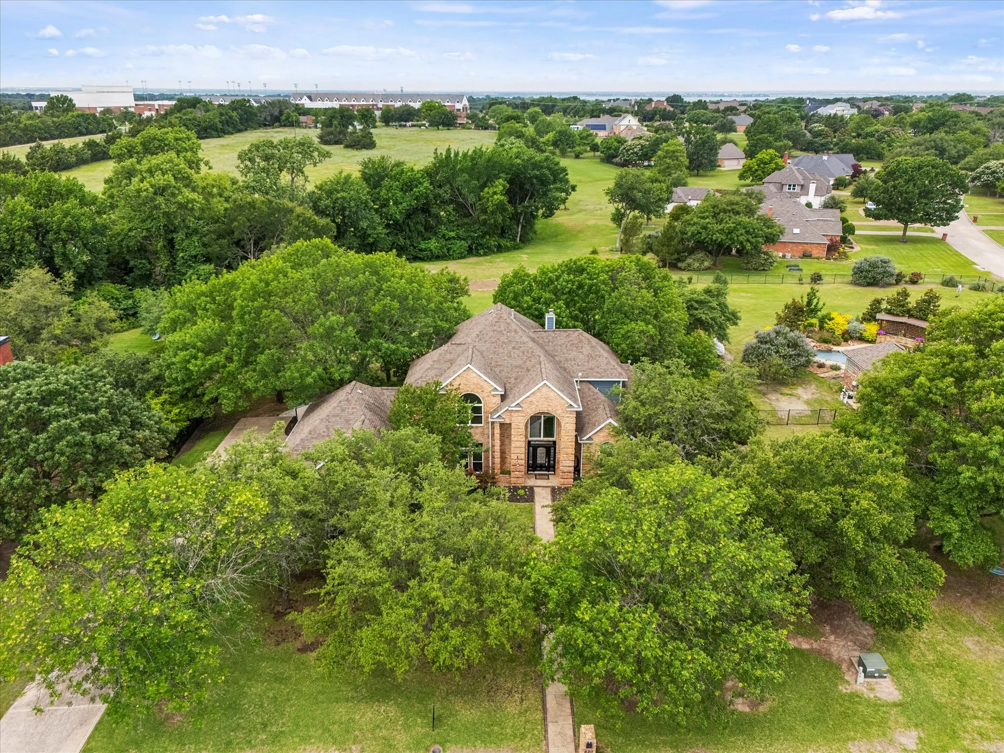 Single Family Residence For Sale in Rockwall County , 820 Windlake Circle, Heath, Texas 75032, 4 Bedroom, 4 Bathroom, 3 Garage spaces, 3,271 Sqft, built in 1994, Preowned, mls#21146908, Real Estate Agent in Heath, Homes For Sale in Rockwall county, Homes For Sale in Heath, Realtor in Heath Texas, Real Estate Brokerage Independent Realty Texas, Luminita Cordes Realtor