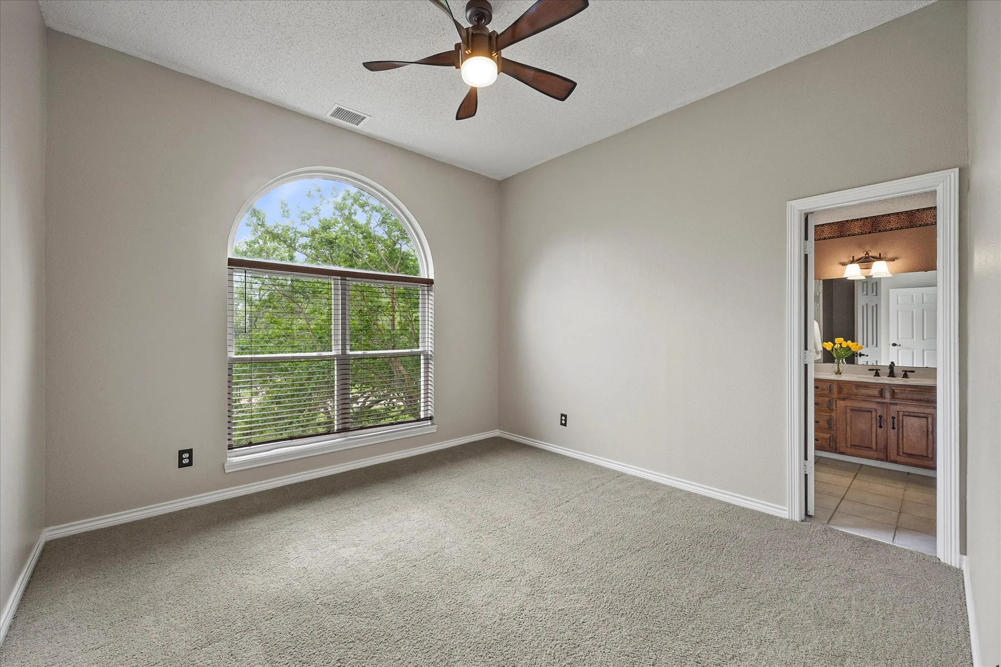 Single Family Residence For Sale in Rockwall County , 820 Windlake Circle, Heath, Texas 75032, 4 Bedroom, 4 Bathroom, 3 Garage spaces, 3,271 Sqft, built in 1994, Preowned, mls#21146908, Real Estate Agent in Heath, Homes For Sale in Rockwall county, Homes For Sale in Heath, Realtor in Heath Texas, Real Estate Brokerage Independent Realty Texas, Luminita Cordes Realtor