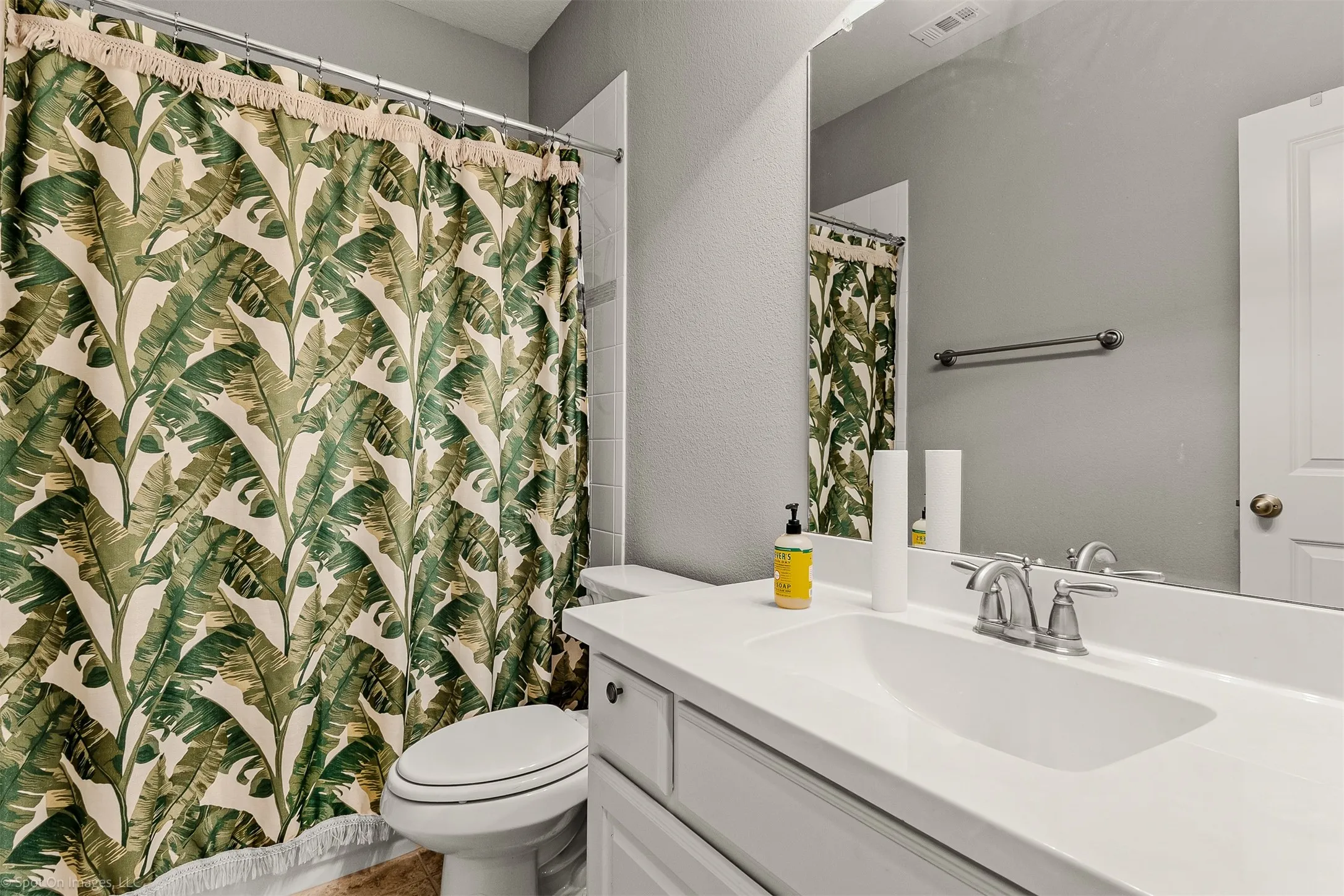 Single Family Residence For Sale in Kaufman County , 1026 Longhill Way, Forney, Texas 75126, 4 Bedroom, 3 Bathroom, 2 Garage spaces, 2,836 Sqft, built in 2015, Preowned, mls#21147792, Real Estate Agent in Forney, Homes For Sale in Kaufman county, Homes For Sale in Forney, Realtor in Forney Texas, Real Estate Brokerage Independent Realty Texas, Luminita Cordes Realtor