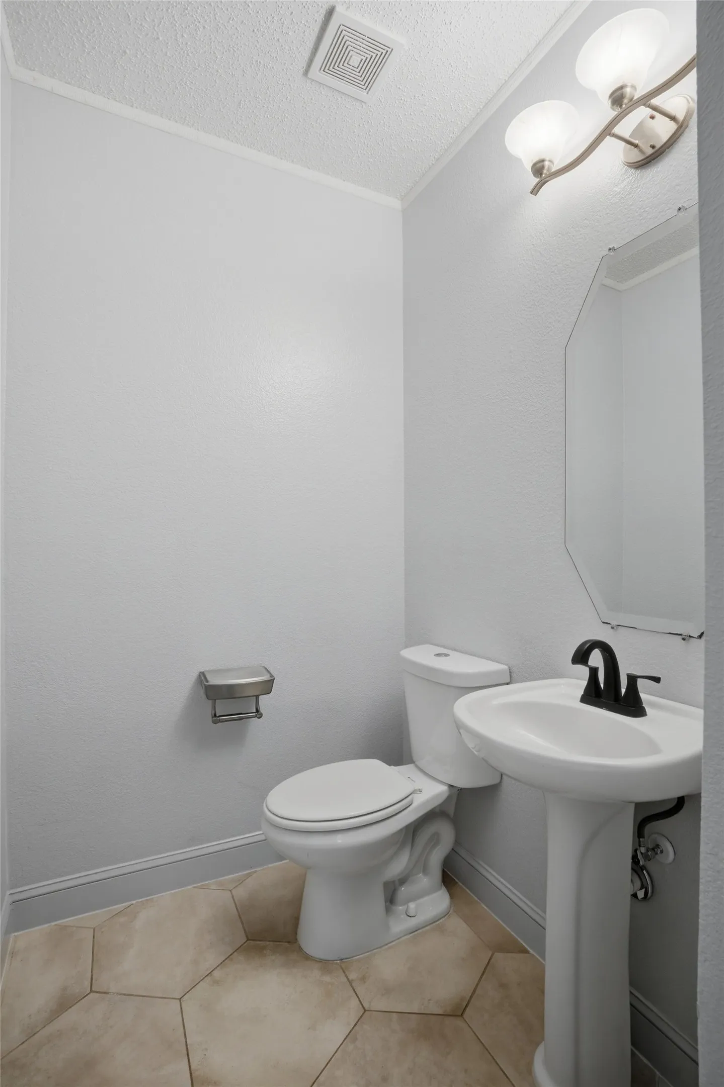 Single Family Residence For Sale in Denton County , 2409 Tahoe Lane, Denton, Texas 76210, 5 Bedroom, 3 Bathroom, 2 Garage spaces, 3,046 Sqft, built in 2001, mls#21148020, Real Estate Agent in Denton, Homes For Sale in Denton county, Homes For Sale in Denton, Realtor in Denton Texas, Real Estate Brokerage Independent Realty Texas, Luminita Cordes Realtor