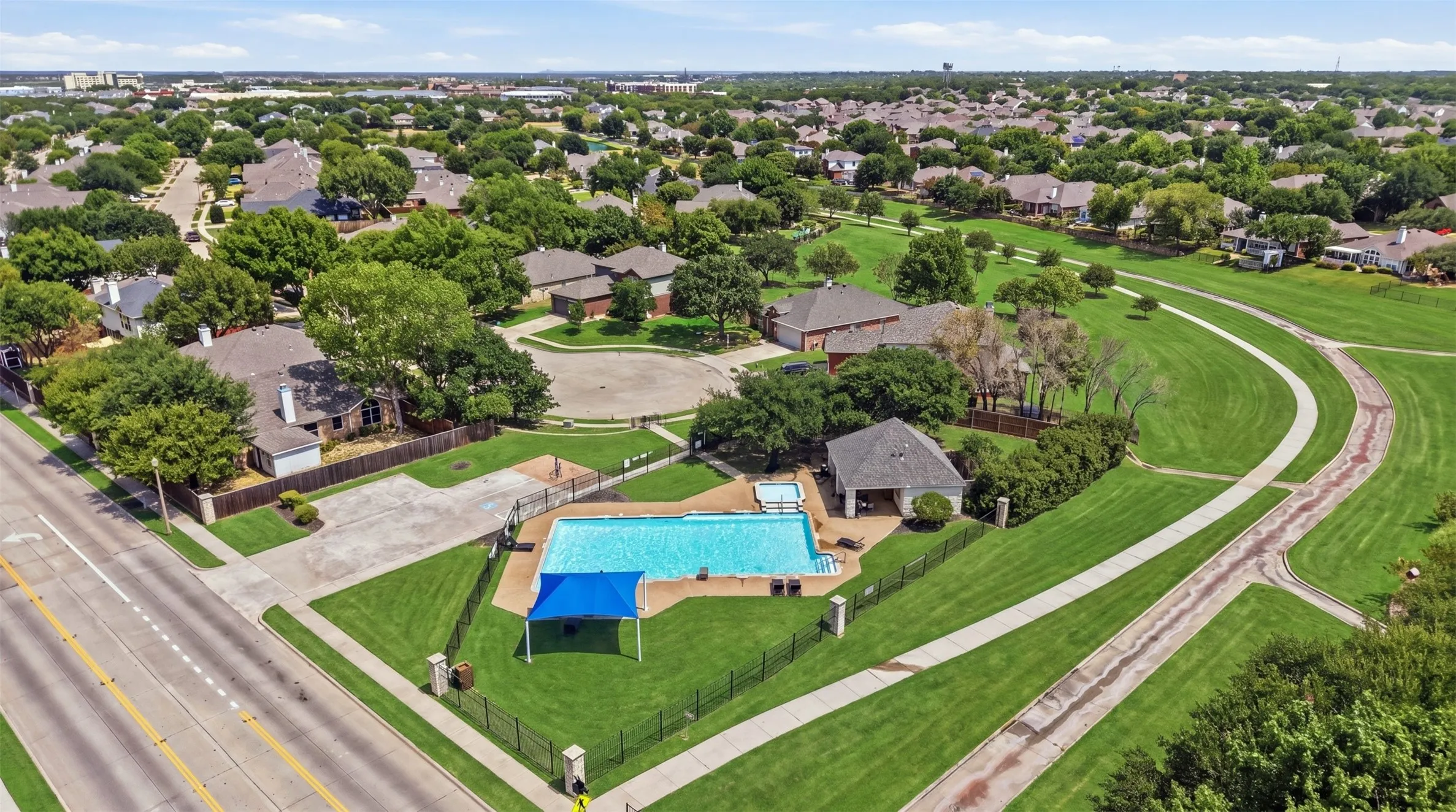 Single Family Residence For Sale in Denton County , 2409 Tahoe Lane, Denton, Texas 76210, 5 Bedroom, 3 Bathroom, 2 Garage spaces, 3,046 Sqft, built in 2001, mls#21148020, Real Estate Agent in Denton, Homes For Sale in Denton county, Homes For Sale in Denton, Realtor in Denton Texas, Real Estate Brokerage Independent Realty Texas, Luminita Cordes Realtor