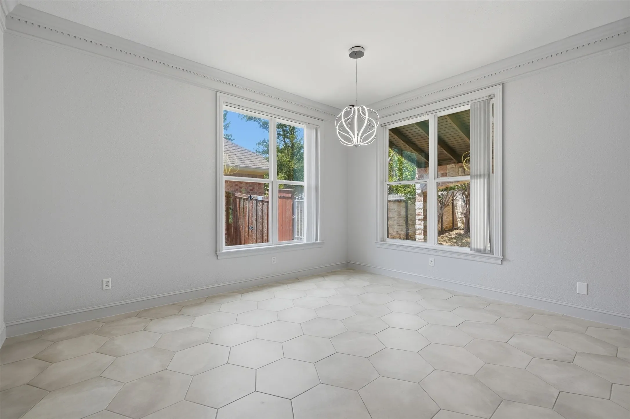 Single Family Residence For Sale in Denton County , 2409 Tahoe Lane, Denton, Texas 76210, 5 Bedroom, 3 Bathroom, 2 Garage spaces, 3,046 Sqft, built in 2001, mls#21148020, Real Estate Agent in Denton, Homes For Sale in Denton county, Homes For Sale in Denton, Realtor in Denton Texas, Real Estate Brokerage Independent Realty Texas, Luminita Cordes Realtor