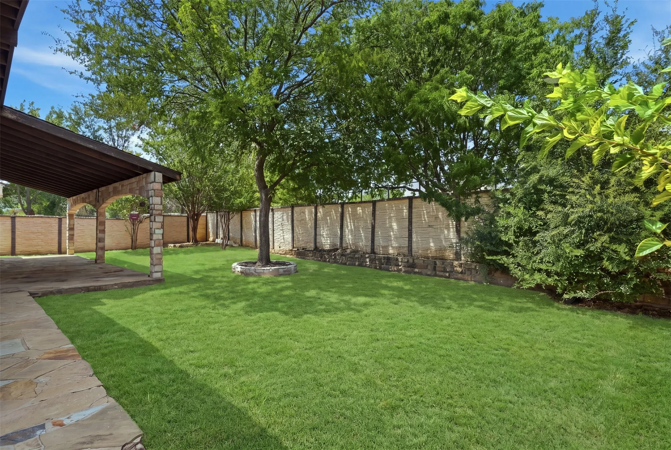 Single Family Residence For Sale in Denton County , 2409 Tahoe Lane, Denton, Texas 76210, 5 Bedroom, 3 Bathroom, 2 Garage spaces, 3,046 Sqft, built in 2001, mls#21148020, Real Estate Agent in Denton, Homes For Sale in Denton county, Homes For Sale in Denton, Realtor in Denton Texas, Real Estate Brokerage Independent Realty Texas, Luminita Cordes Realtor