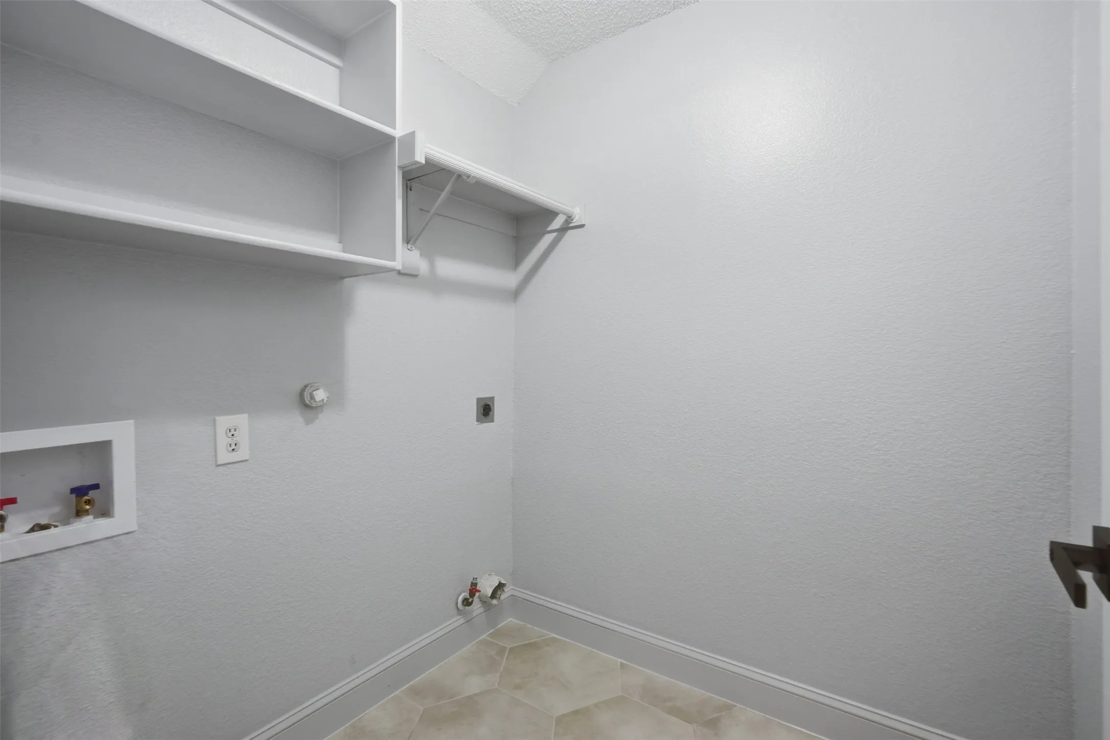 Single Family Residence For Sale in Denton County , 2409 Tahoe Lane, Denton, Texas 76210, 5 Bedroom, 3 Bathroom, 2 Garage spaces, 3,046 Sqft, built in 2001, mls#21148020, Real Estate Agent in Denton, Homes For Sale in Denton county, Homes For Sale in Denton, Realtor in Denton Texas, Real Estate Brokerage Independent Realty Texas, Luminita Cordes Realtor
