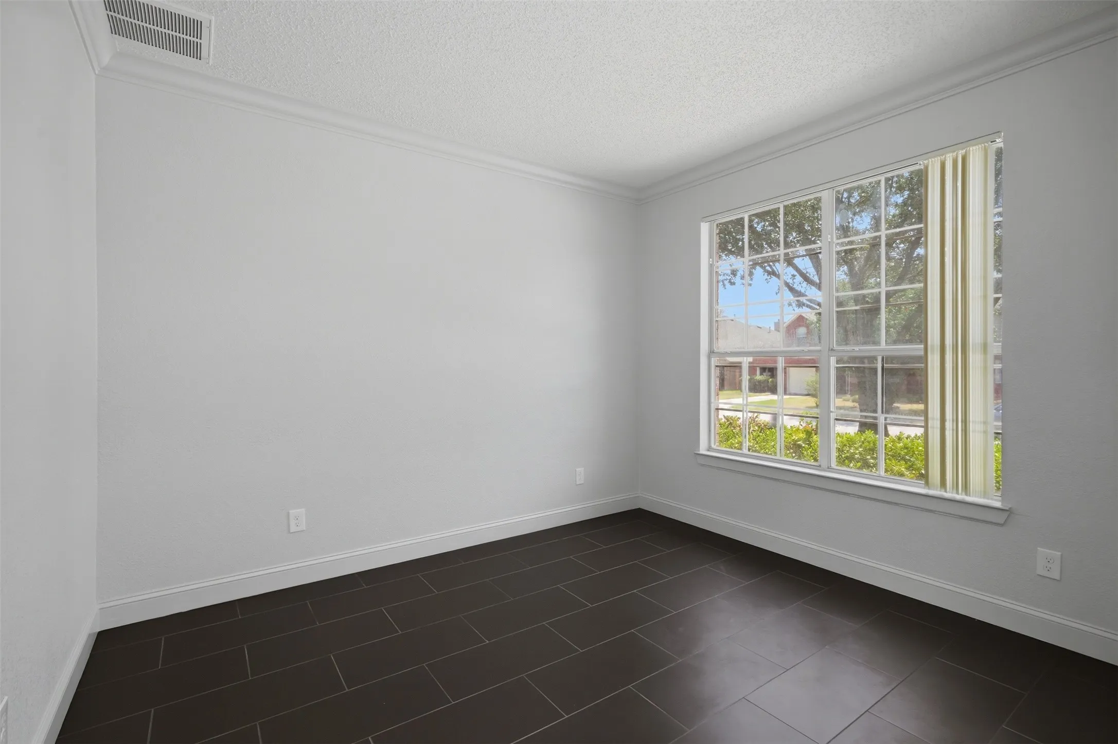 Single Family Residence For Sale in Denton County , 2409 Tahoe Lane, Denton, Texas 76210, 5 Bedroom, 3 Bathroom, 2 Garage spaces, 3,046 Sqft, built in 2001, mls#21148020, Real Estate Agent in Denton, Homes For Sale in Denton county, Homes For Sale in Denton, Realtor in Denton Texas, Real Estate Brokerage Independent Realty Texas, Luminita Cordes Realtor