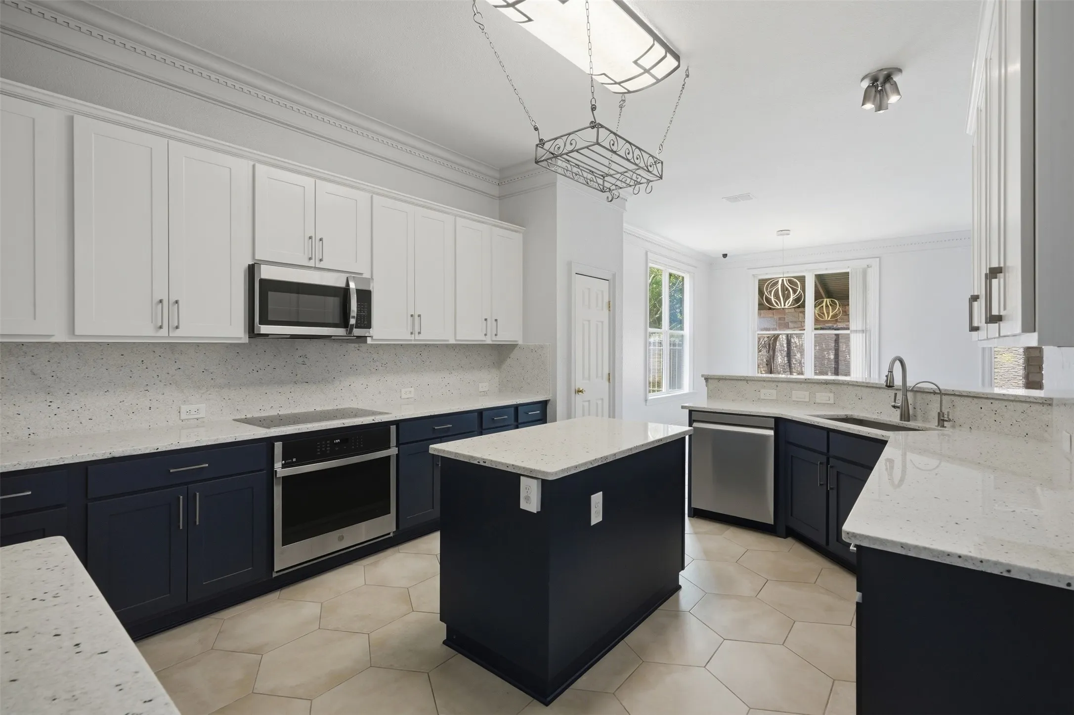 Single Family Residence For Sale in Denton County , 2409 Tahoe Lane, Denton, Texas 76210, 5 Bedroom, 3 Bathroom, 2 Garage spaces, 3,046 Sqft, built in 2001, mls#21148020, Real Estate Agent in Denton, Homes For Sale in Denton county, Homes For Sale in Denton, Realtor in Denton Texas, Real Estate Brokerage Independent Realty Texas, Luminita Cordes Realtor