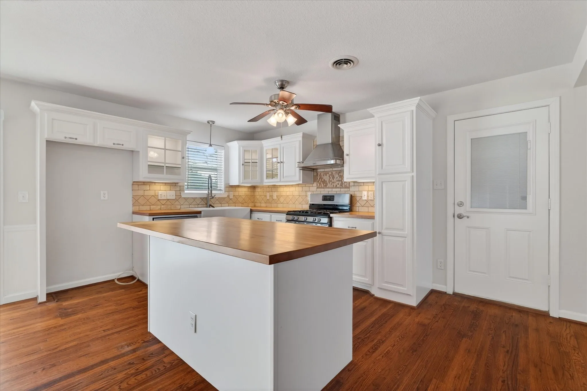Single Family Residence For Rent in Collin County , 1807 W Josephine Street, Mc Kinney, Texas 75069, 3 Bedroom, 2 Bathroom, 1 Garage spaces, 1,228 Sqft, built in 1968, mls#21148050, Real Estate Agent in Mc Kinney, Homes For Rent in Collin county, Homes For Rent in Mc Kinney, Realtor in Mc Kinney Texas, Real Estate Brokerage Independent Realty Texas, Luminita Cordes Realtor