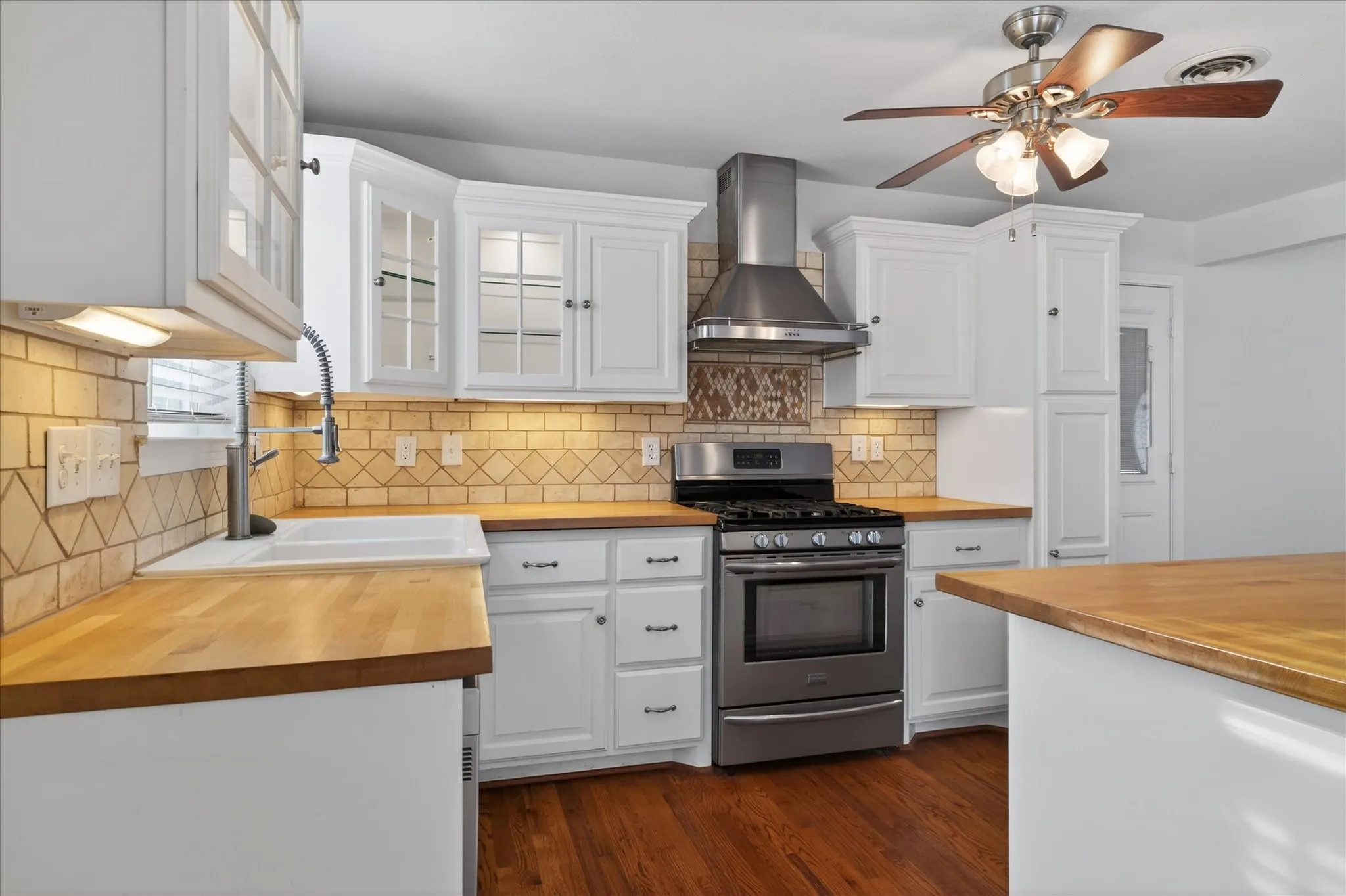 Single Family Residence For Rent in Collin County , 1807 W Josephine Street, Mc Kinney, Texas 75069, 3 Bedroom, 2 Bathroom, 1 Garage spaces, 1,228 Sqft, built in 1968, mls#21148050, Real Estate Agent in Mc Kinney, Homes For Rent in Collin county, Homes For Rent in Mc Kinney, Realtor in Mc Kinney Texas, Real Estate Brokerage Independent Realty Texas, Luminita Cordes Realtor