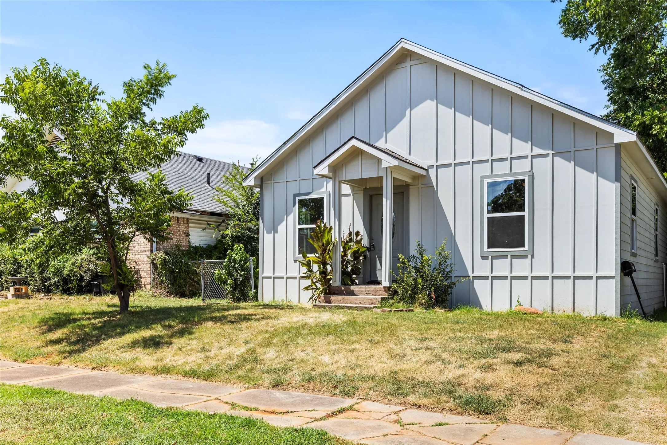 Clean and Bright home just off Crawford Street.