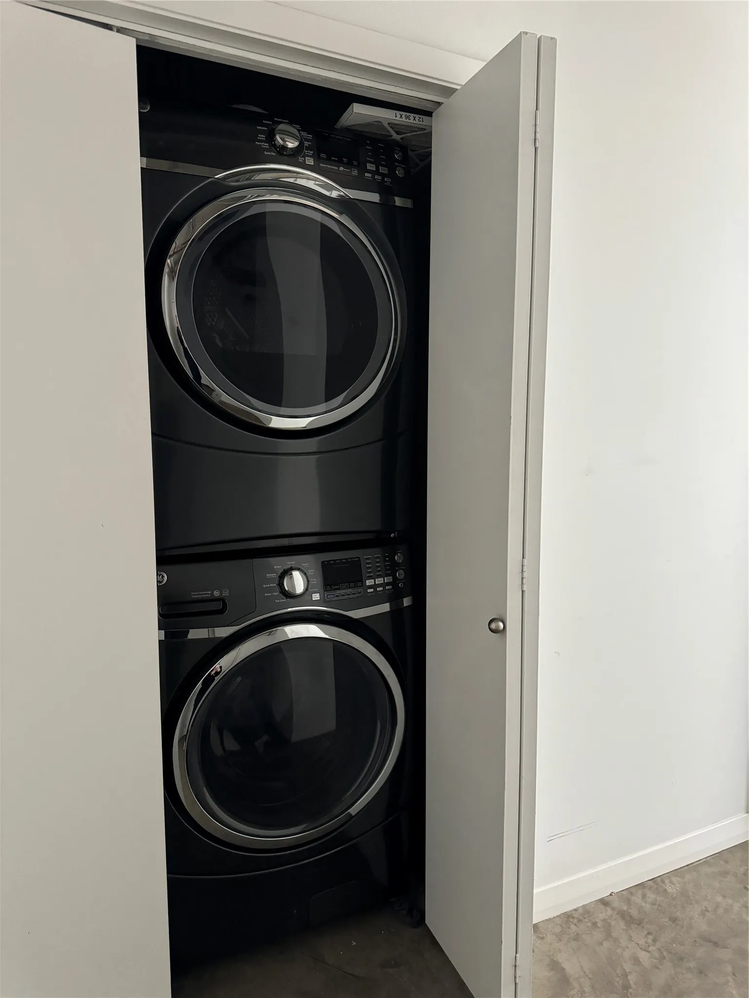 Full Size Laundry Washer Dryer in Unit