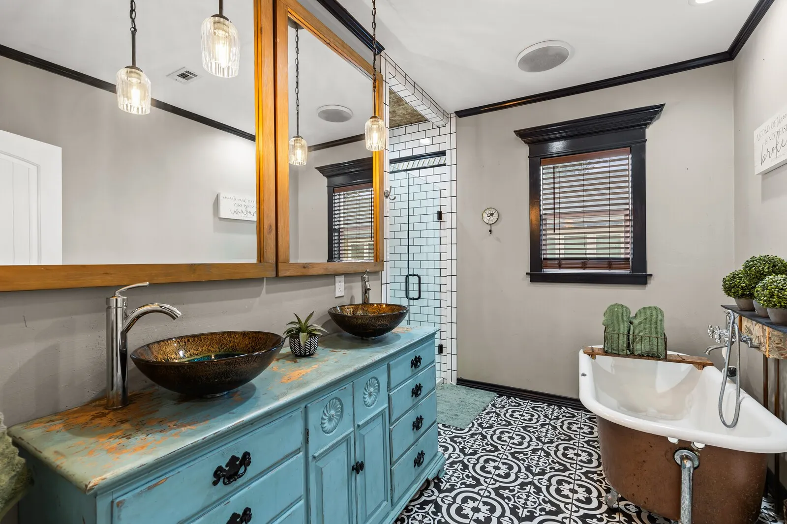 Single Family Residence For Sale in Mc Lennan County , 1815 S 12TH Street, Waco, Texas 76706, 5 Bedroom, 2 Bathroom, Garage spaces, 1,768 Sqft, built in 1922, Price $450,000, mls#21147515, Real Estate Agent in Waco, Homes For Sale in Mc Lennan county, Homes For Sale in Waco, Realtor in Waco Texas, Real Estate Brokerage Independent Realty Texas, Luminita Cordes Realtor